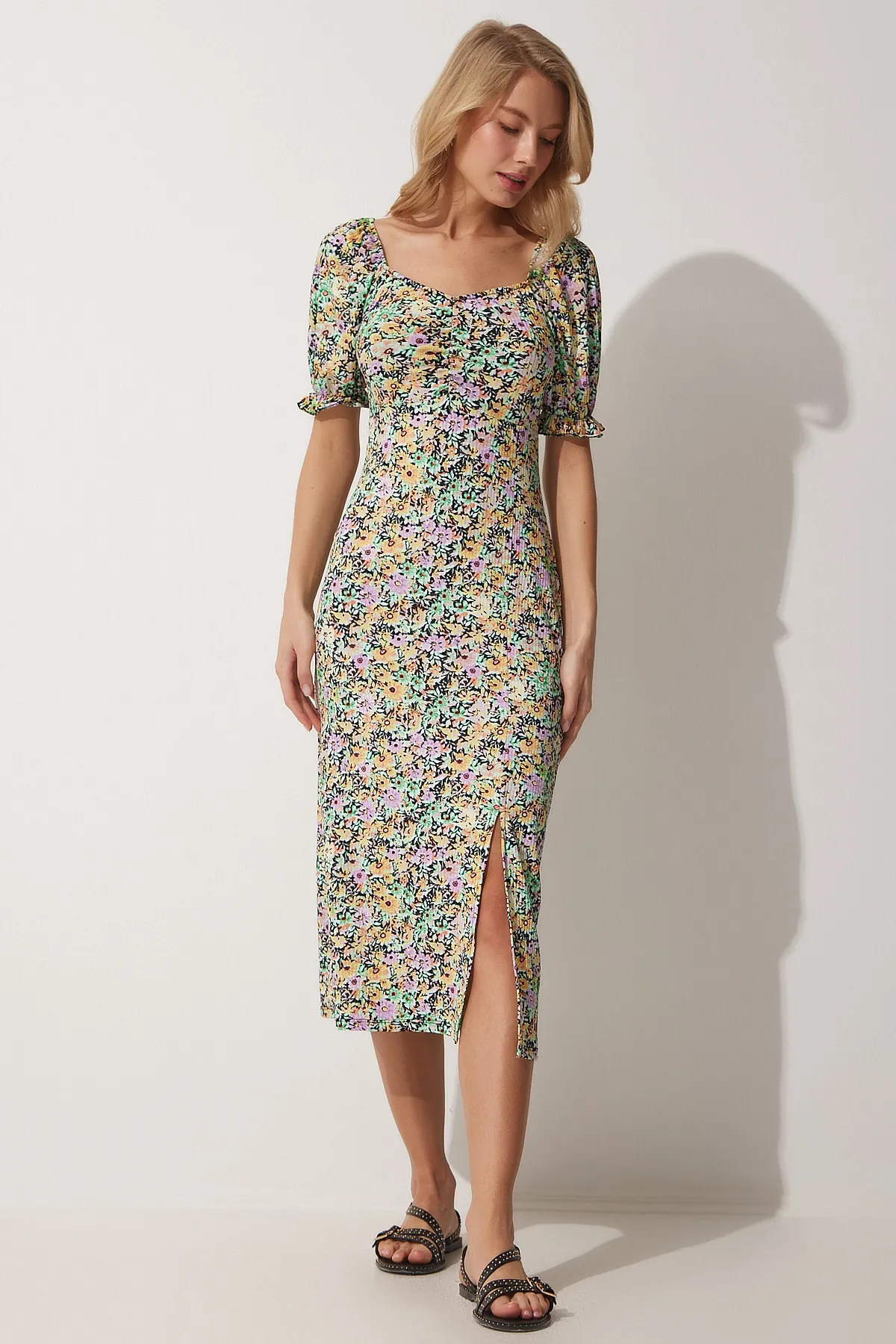 Happiness İstanbul  Damen-Sommerkleid aus Viskose mit elastischem Carmenkragen in Gelb und Schwarz MC00172