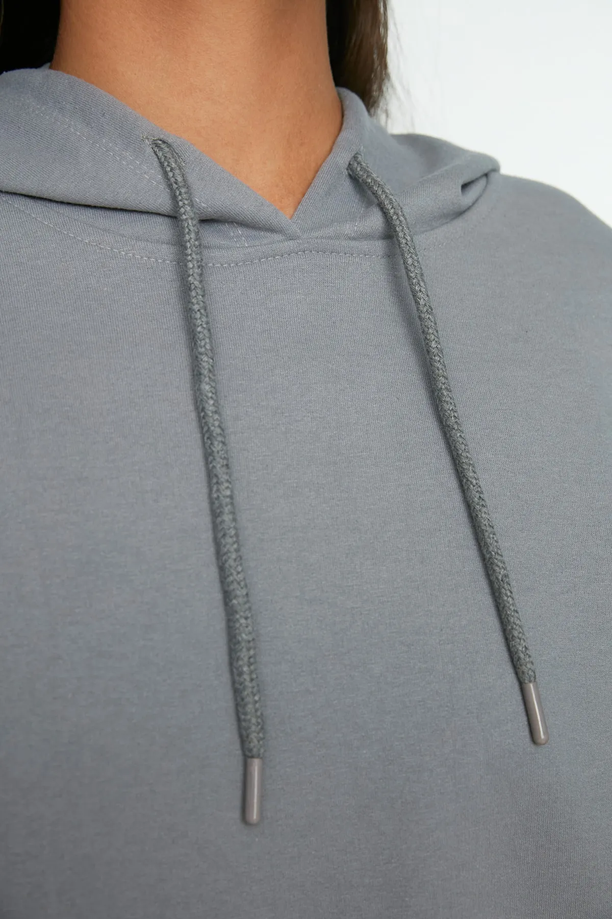 Trendyol Modest  Graues Strickset aus Sweatshirt und Rock mit Kapuze TCTAW22US0027