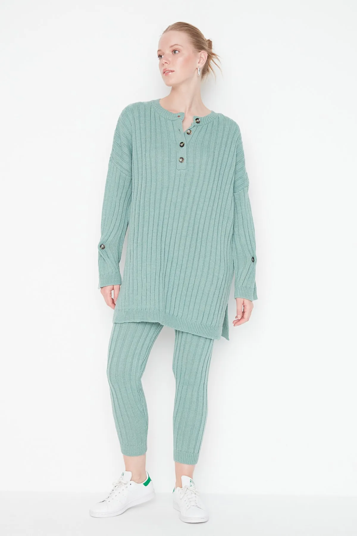 Trendyol Collection  Mintfarbenes Set aus gerippter Hose und Strickoberteil und -unterteil TWOAW22AU0039