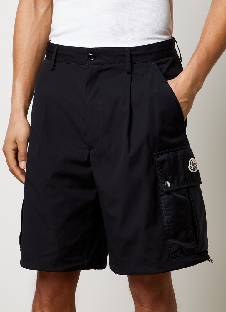 Pantaloncini cargo Moncler dalla vestibilità comoda e con tasche a patta.