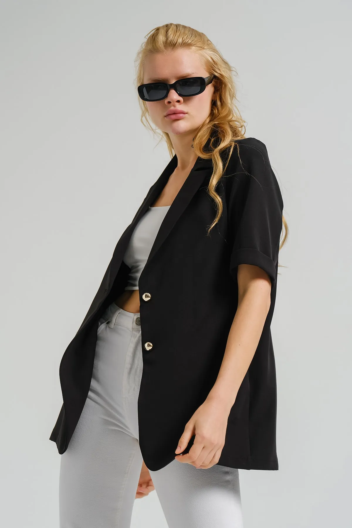 armonika  Schwarze, kurzärmelige Oversize-Jacke mit zwei Knöpfen für Damen ARM-23Y001034