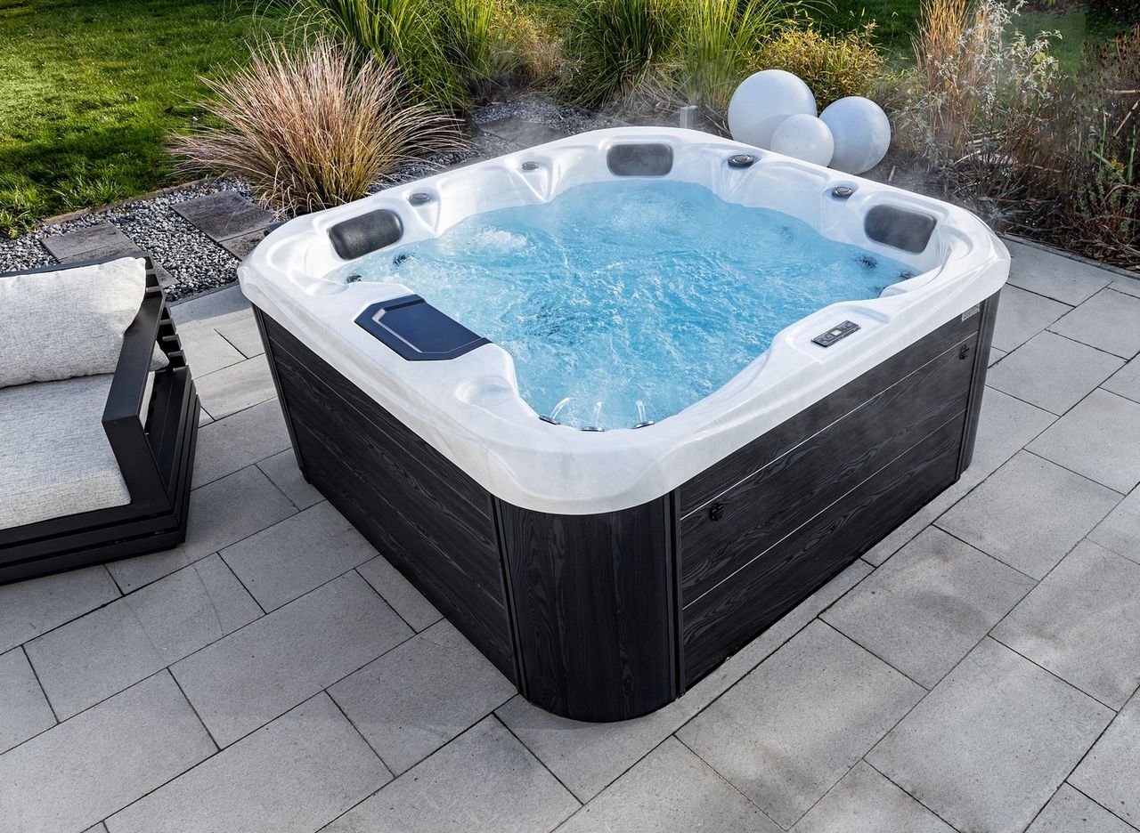 Home Deluxe Outdoor Whirlpool MALAGA inkl. Abdeckung & Treppe mit Wärmeisolierung für 5 Personen