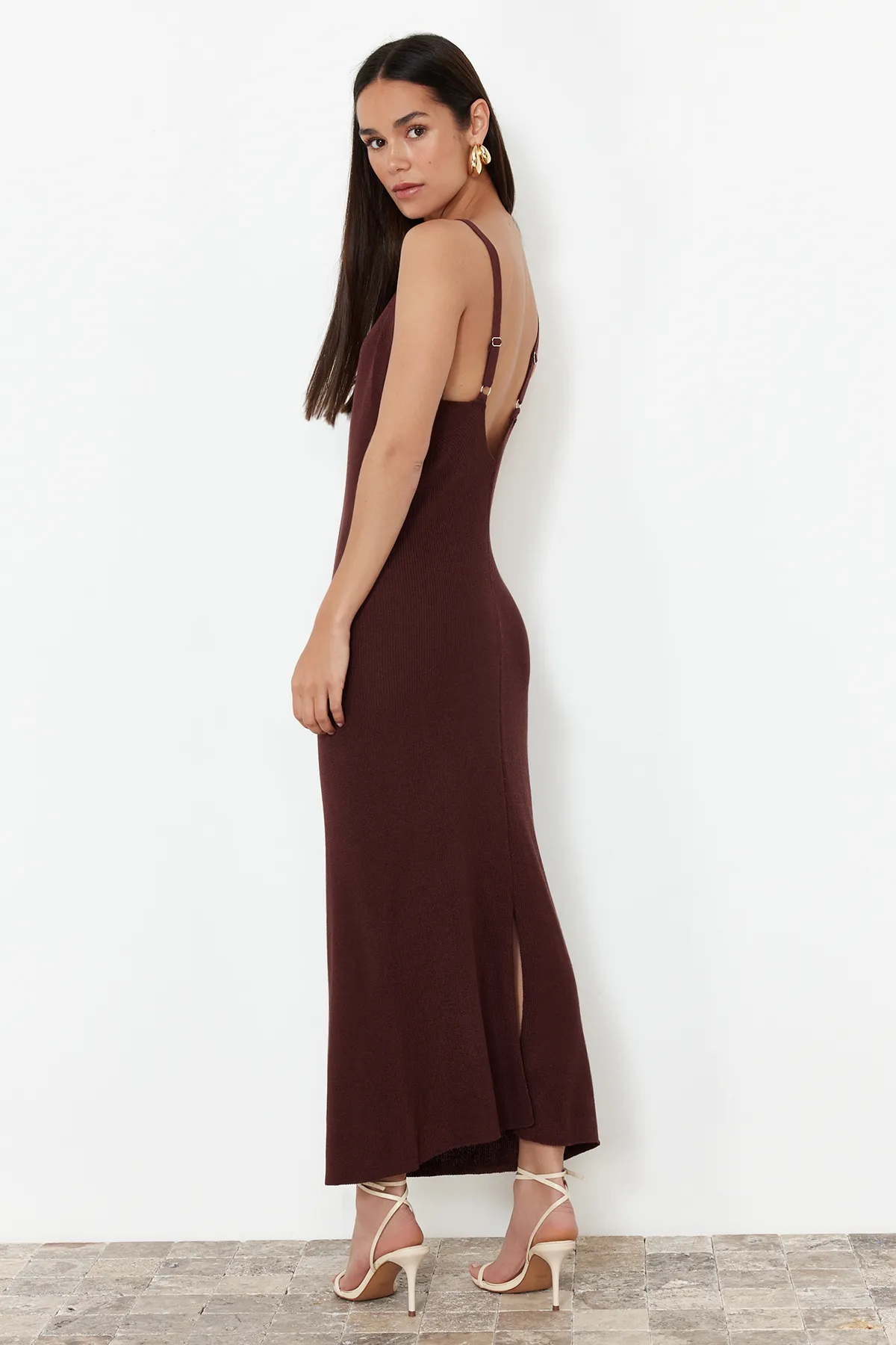 Trendyol Collection  Braunes Maxi-Strick-Basic-Kleid TWOSS20EL1574
