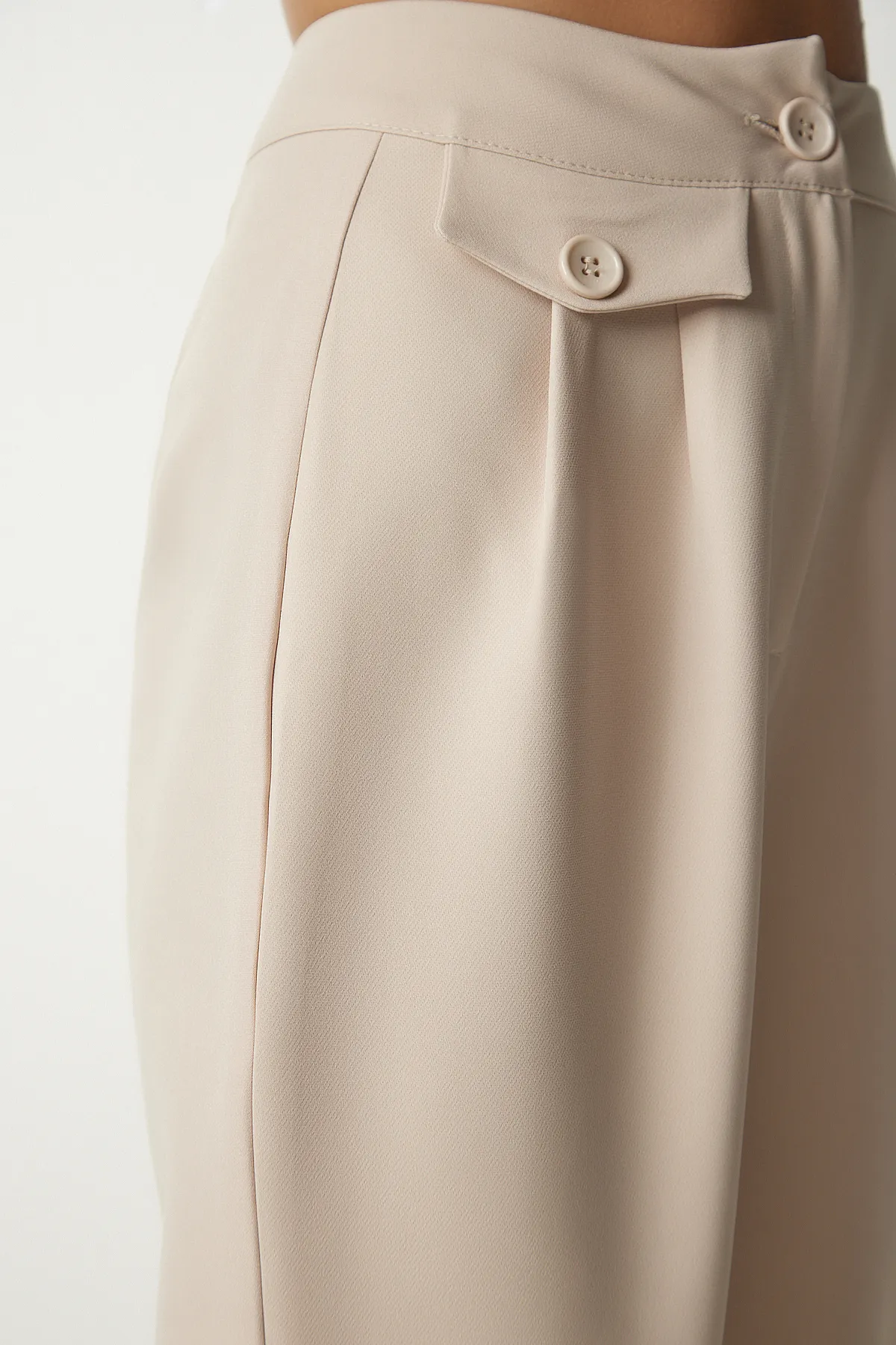 Happiness İstanbul  Stilvolle gewebte Damenhose mit Knöpfen in Creme GK00012