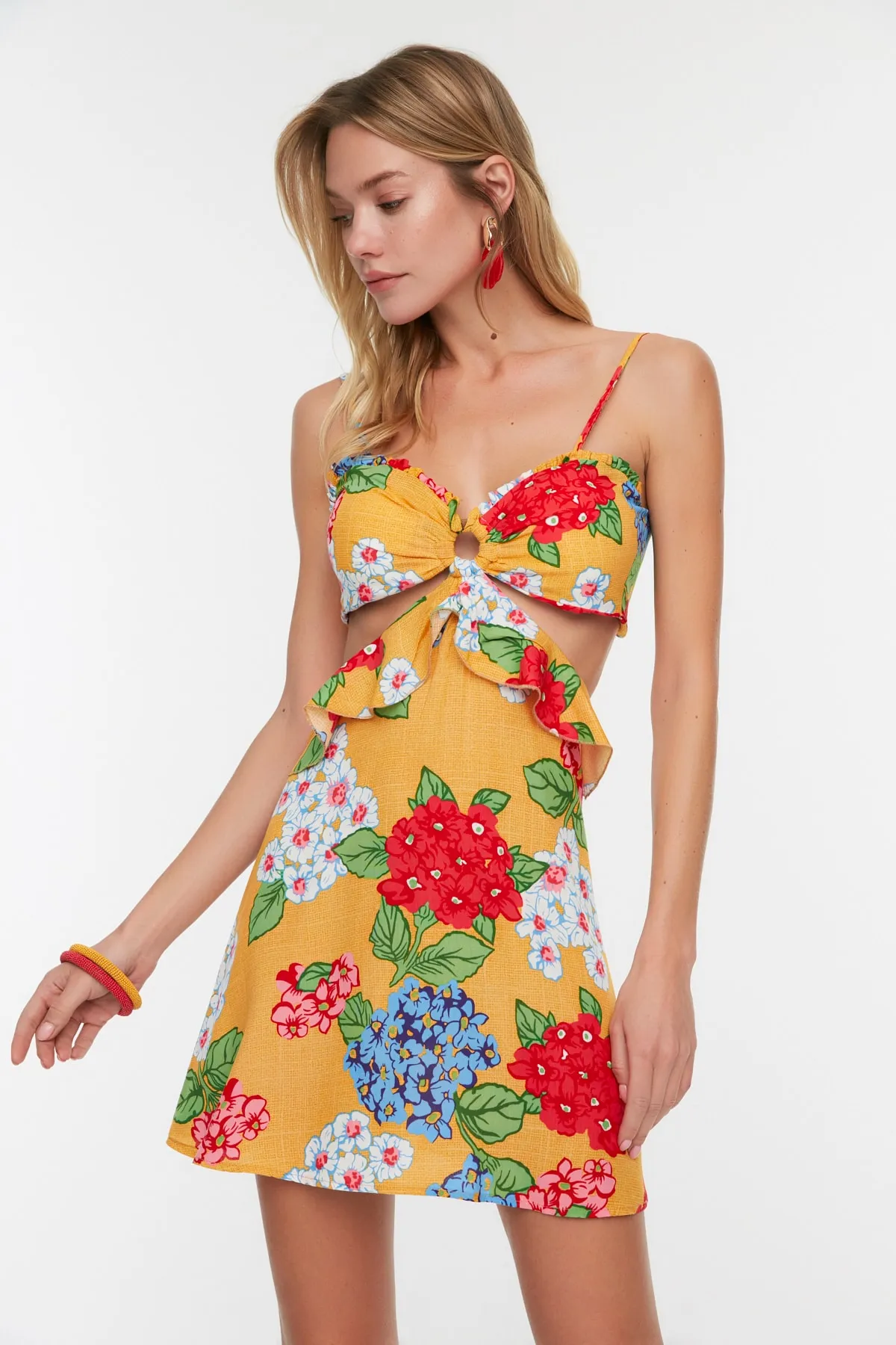 Trendyol Collection  Gelbes, floral gemustertes, detailliertes Strandkleid aus Viskose mit Ausschnitten TBESS21EL1054