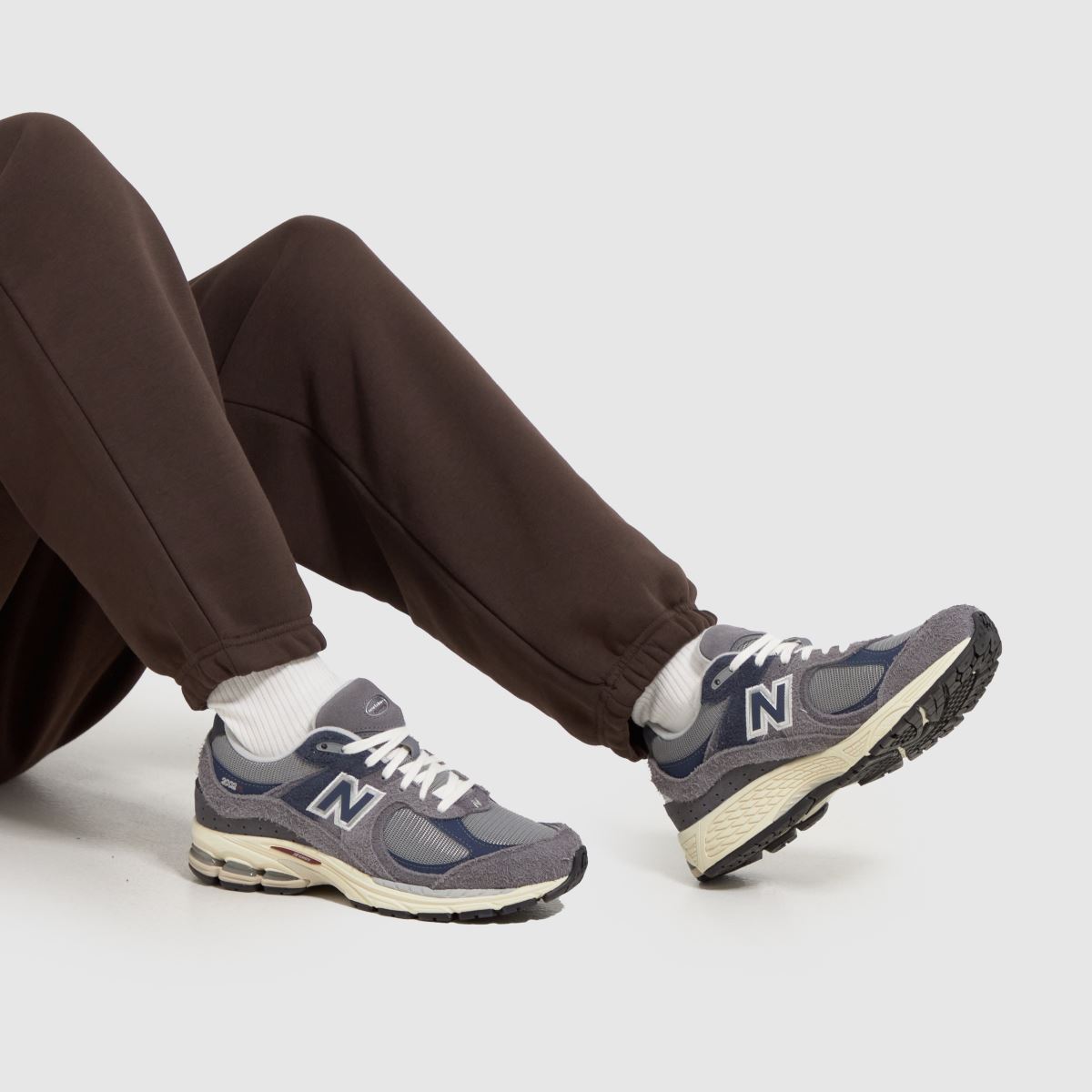 New Balance 2002r sportcipő szürke és sötétkék színben
