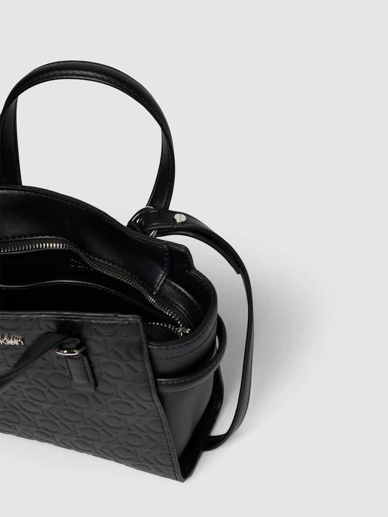 Umhängetasche mit Allover-Label-Prägung in schwarz