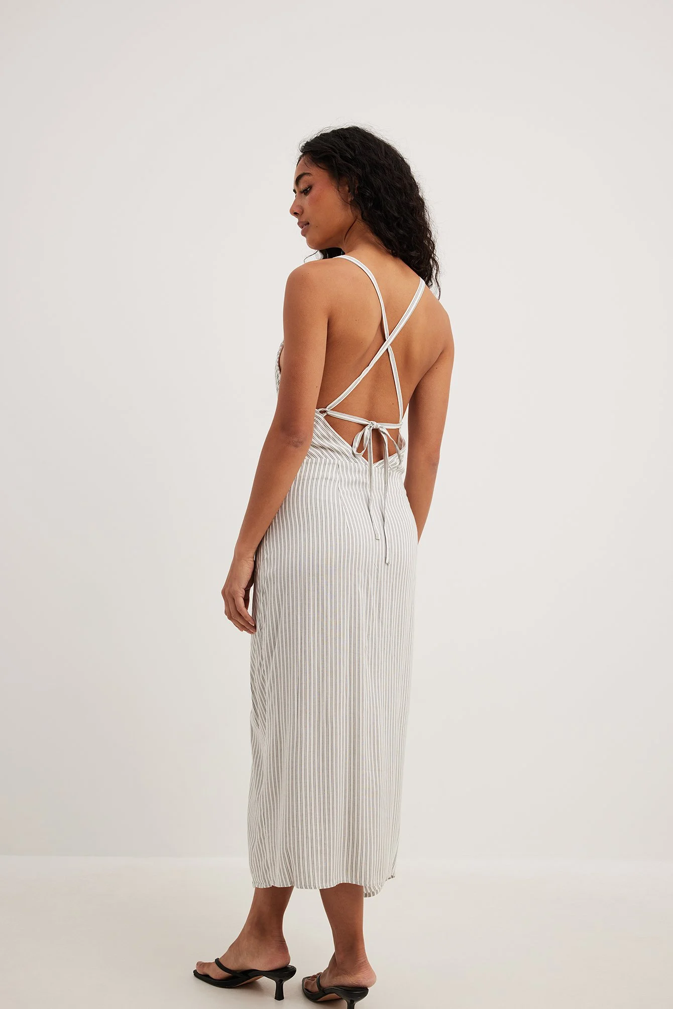 Gestreiftes Midikleid mit Twistdetail