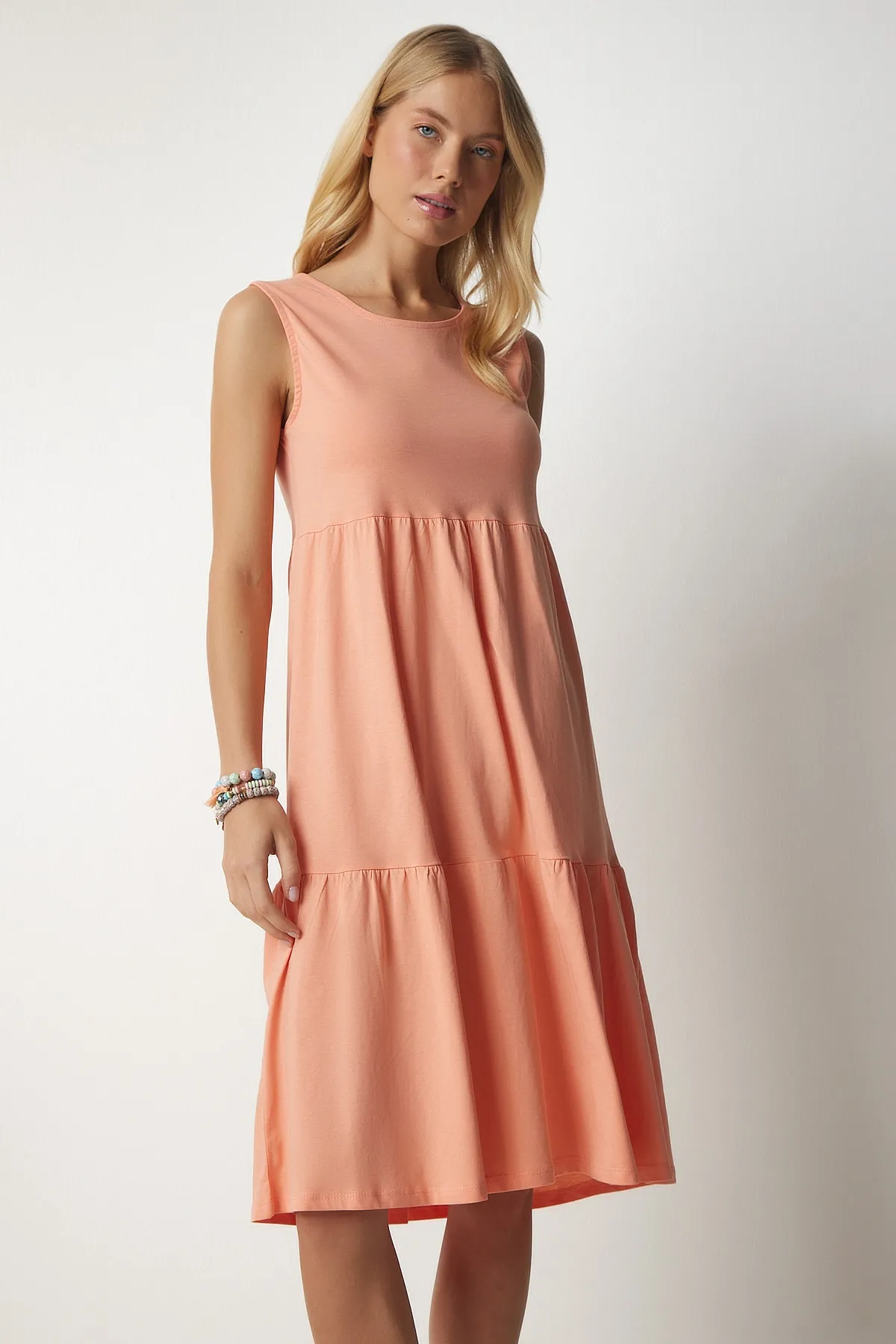 Happiness İstanbul  Lachsfarbenes, ärmelloses Volant-Strickkleid für Damen CR00412