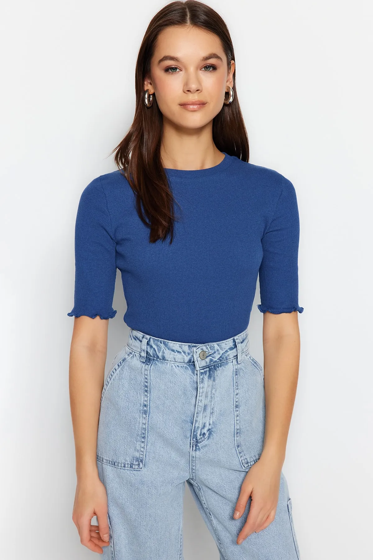 Trendyol Collection  Saks Corded Taillierte/Körperbetonte Rundhals-Bluse aus flexiblem Strick TWOSS23BZ00025