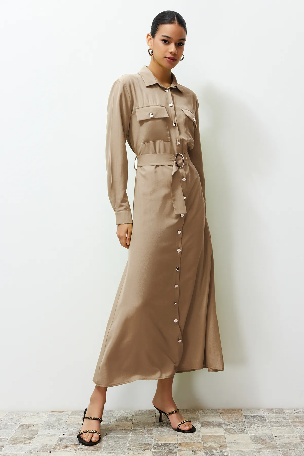 Trendyol Modest  Beiges gewebtes Hemdblusenkleid mit goldenen Knöpfen TCTSS24EB00132