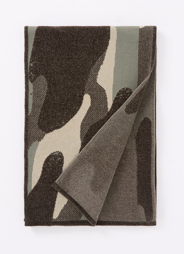 Armani Exchange šalle ar kamuflāžas apdruku no kokvilnas maisījuma 140 x 30 cm