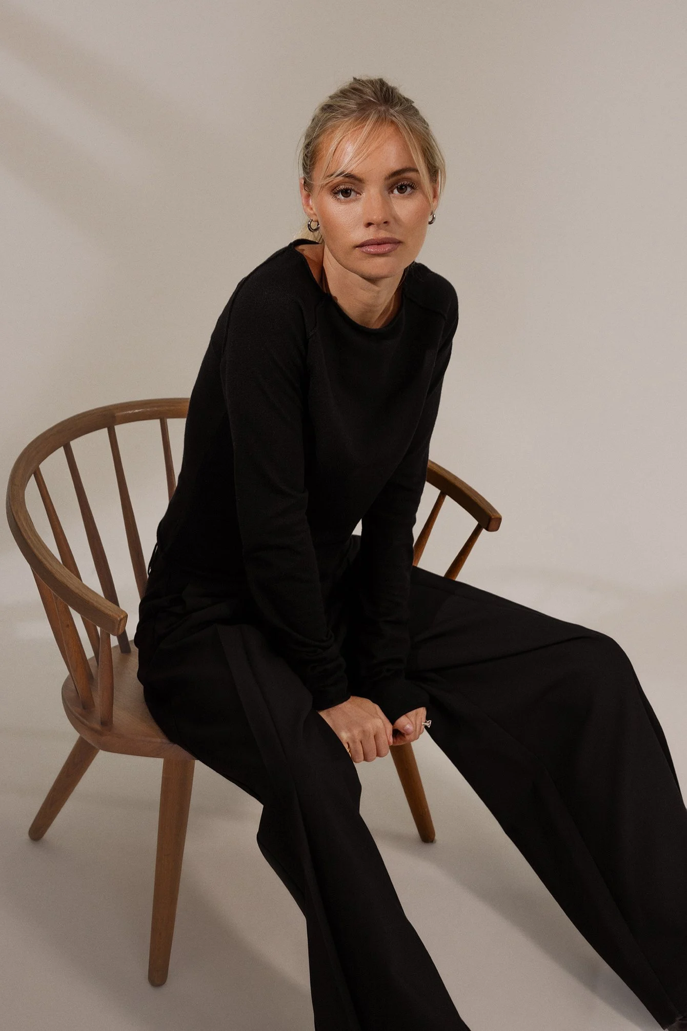 Dünngestrickter Pullover mit grobem Saum