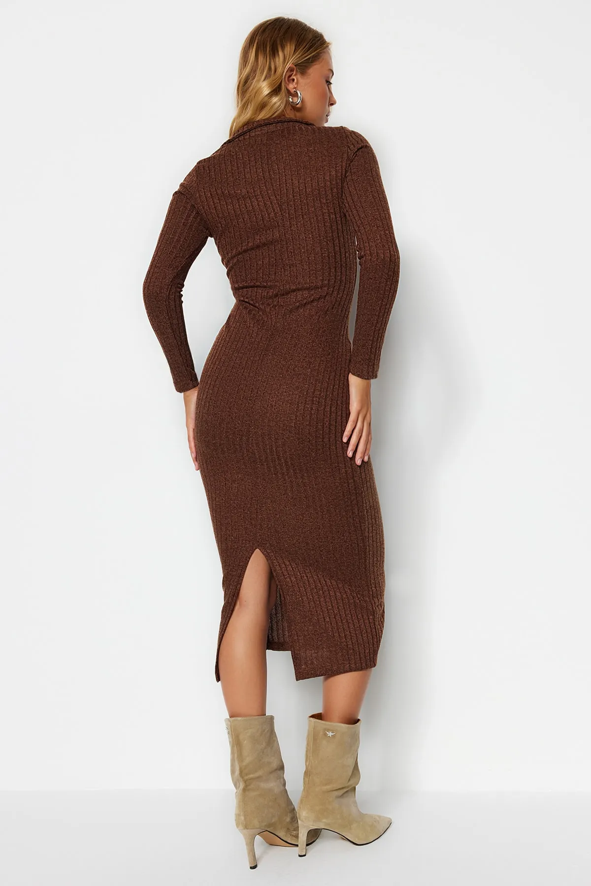 Trendyol Collection  Brauner Strick-Look, figurbetontes Maxi-Strickkleid mit V-Ausschnitt TWOAW24EL00602