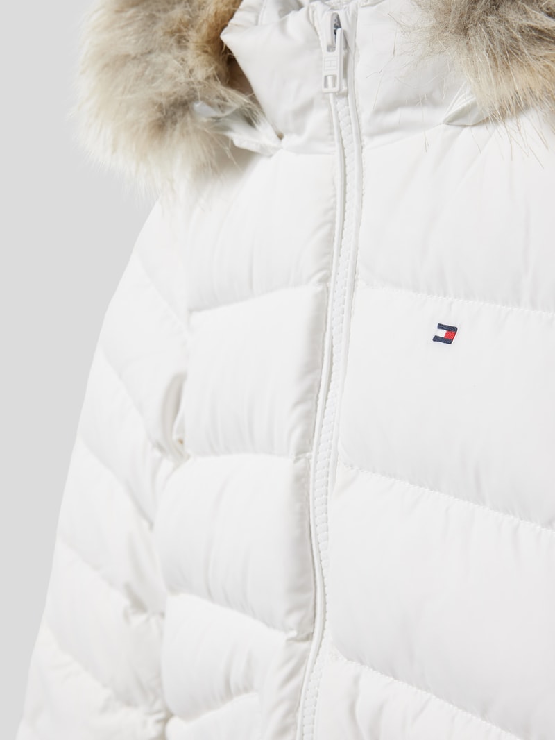 Steppjacke mit Label-Detail Modell 'ESSENTIAL' in weiß