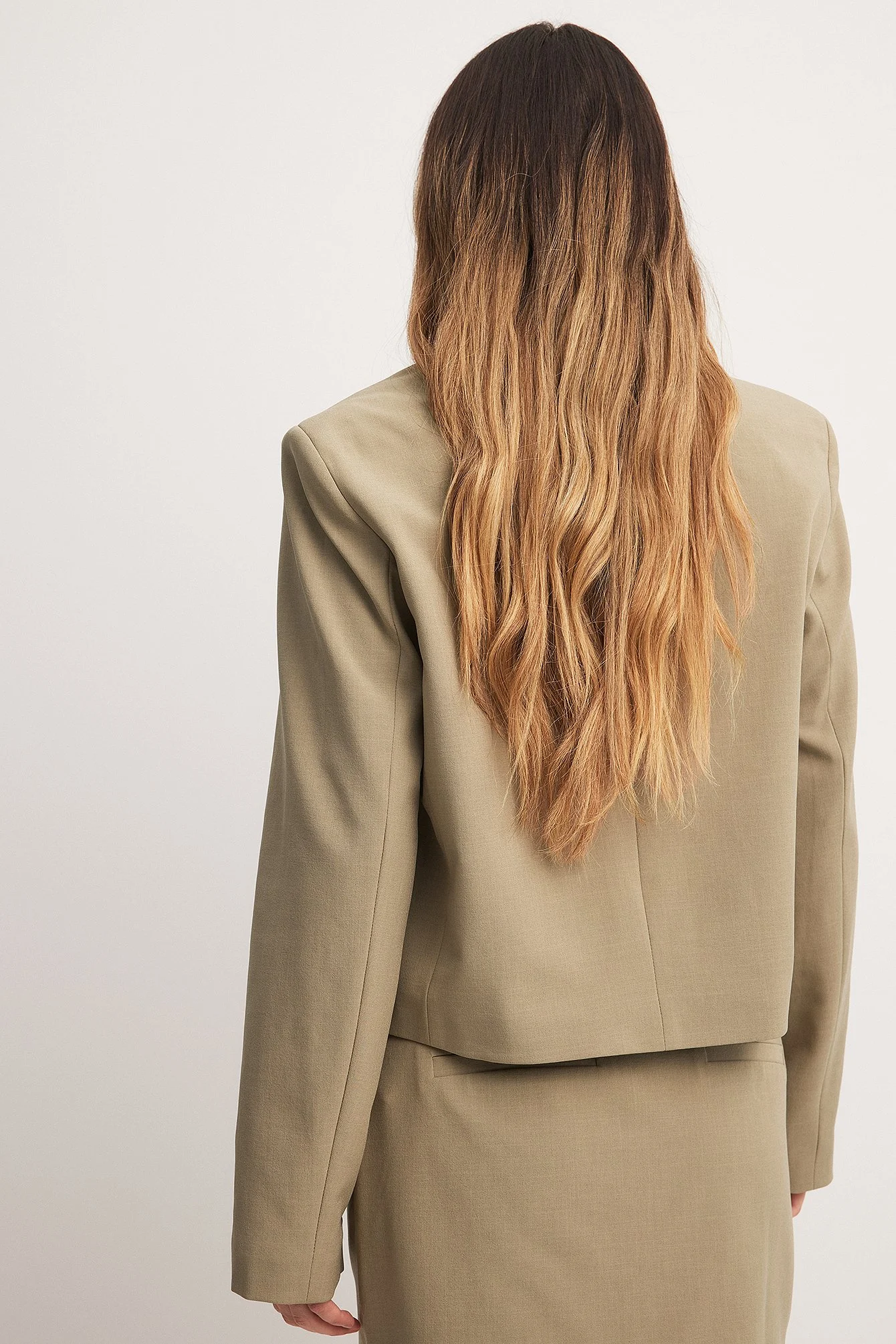 Kurzer taillierter Blazer mit geradem Schnitt