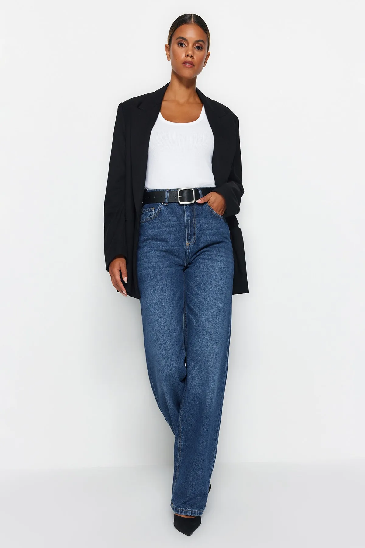 Trendyol Collection  Dunkelblaue Jeans mit hoher Taille und weitem Bein TWOAW24JE00074