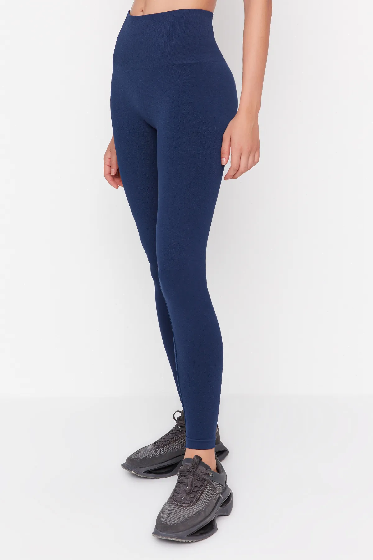 Trendyol Collection  Nahtlose/nahtlose, geraffte, gestrickte Sport-Leggings in dunklem Marineblau TWOAW23TY00027