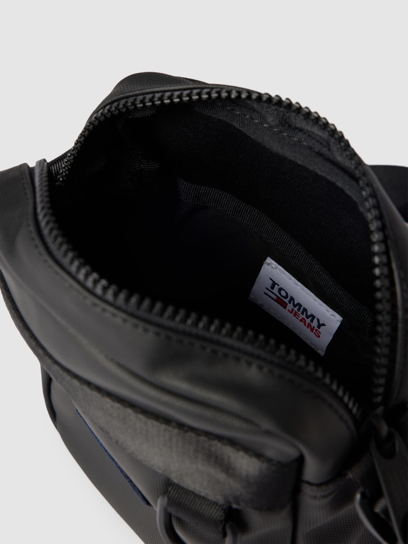 Handtasche mit Label-Patch in schwarz
