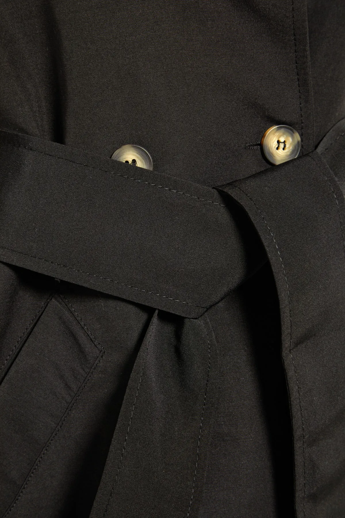 Trendyol Collection  Schwarzer, weit geschnittener, langer, wasserabweisender Trenchcoat mit Gürtel TWOSS21TR0005