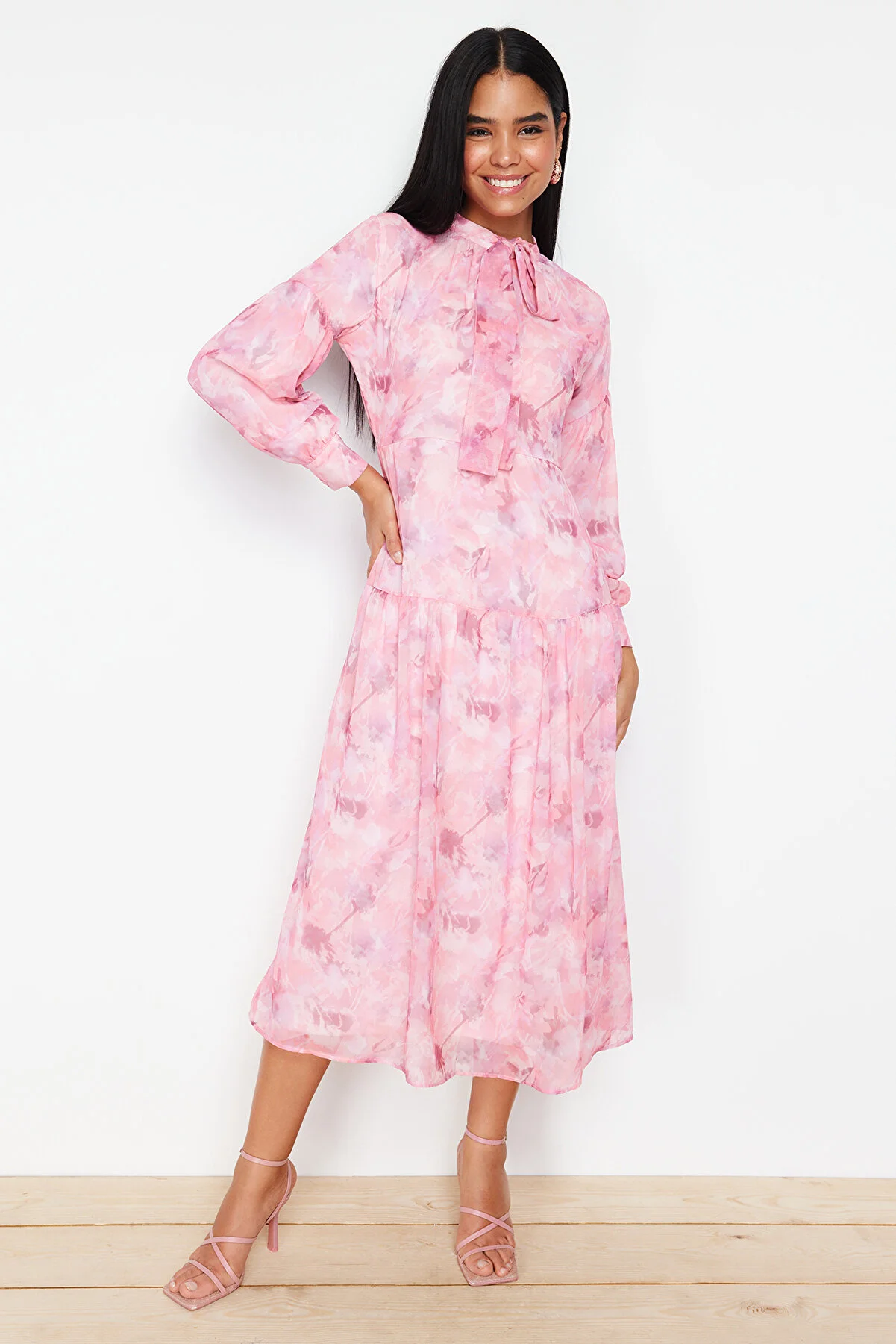 Trendyol Modest  Rosa gefüttertes, gewebtes Kleid mit Blumenmuster und Gürtel TCTSS24EB00075