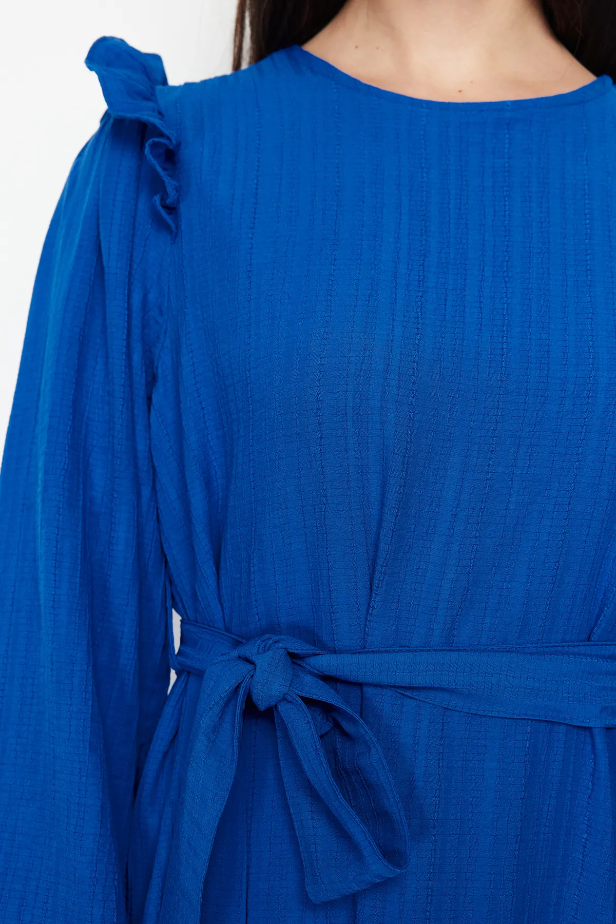 Trendyol Modest  Blauer Rüschenrock mit Gürtel und Volants, gefüttertem Viskose-Mischgewebe-Kleid TCTSS23EB00290