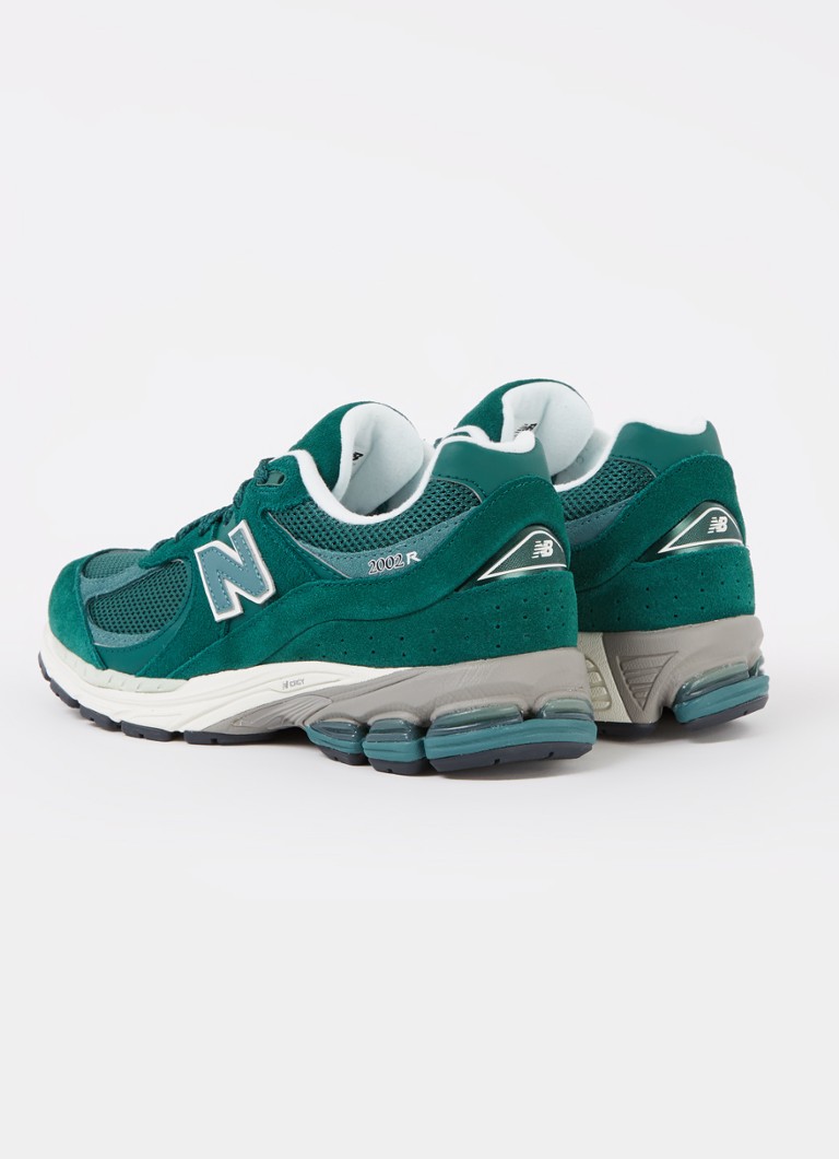 Teniși New Balance 2002R cu detalii din piele întoarsă și plasă.
