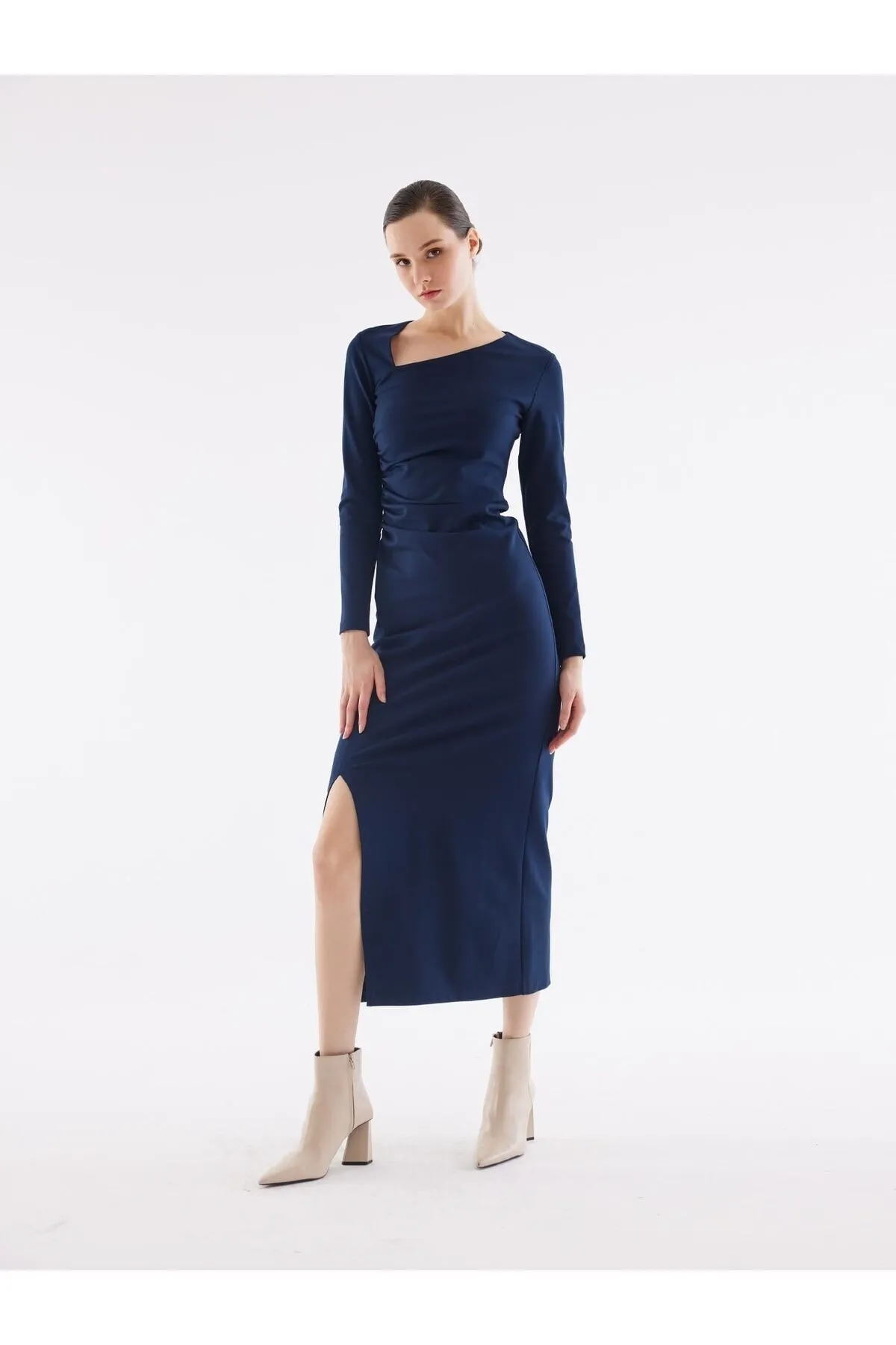 Juste Studio  Marineblaues Schlitzkleid mit asymmetrischem Kragen