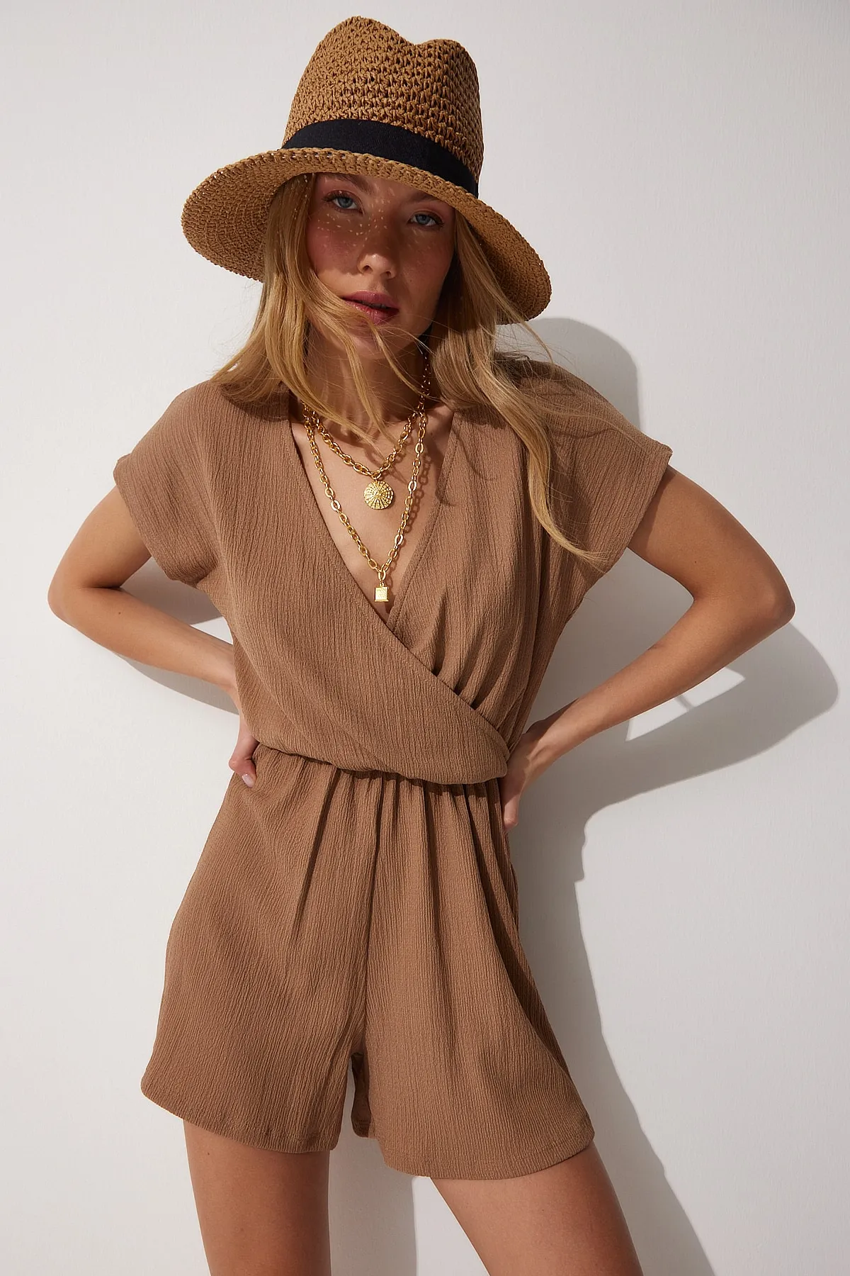 Happiness İstanbul  Kurzer Strick-Overall mit Wickelkragen und Shorts für Damen, Kamel UB00019
