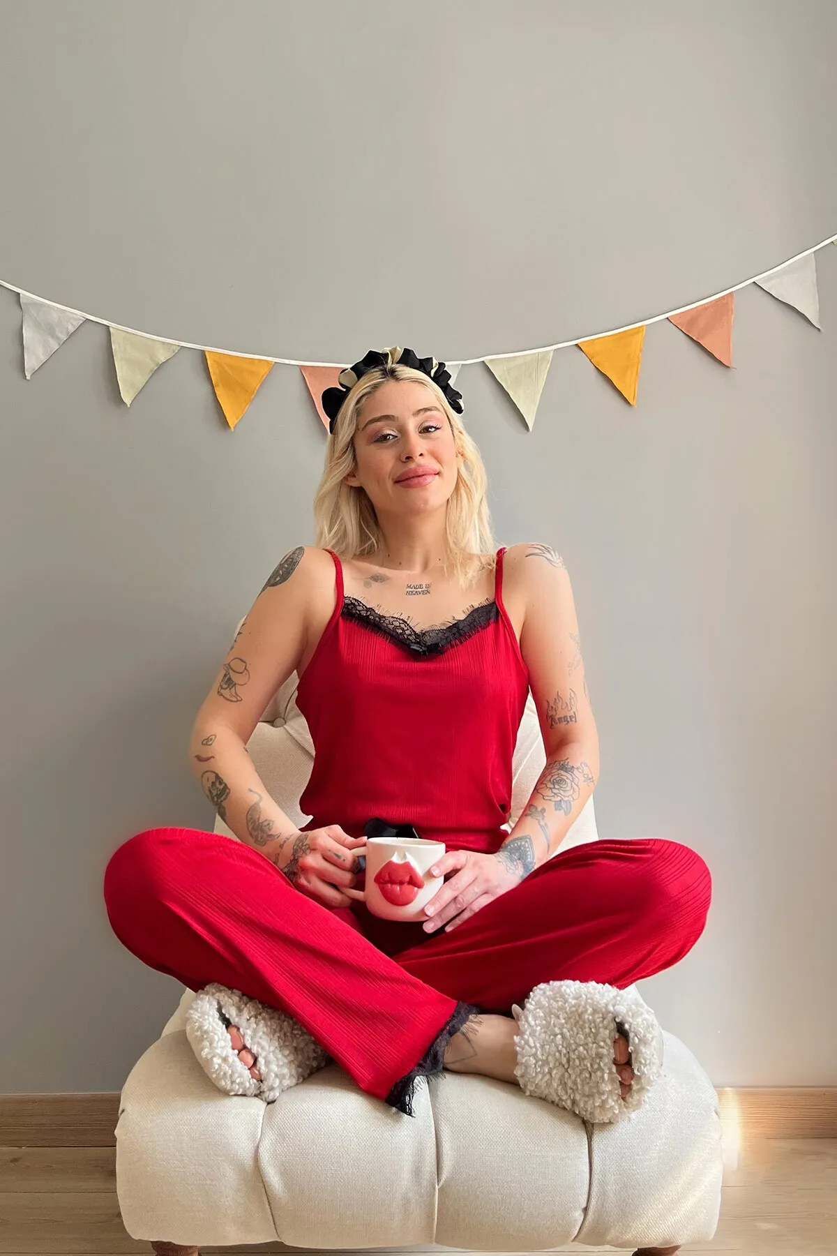 Pijamaevi  Gestricktes Damen-Pyjama-Set mit rotem Spitzenseil und Riemen