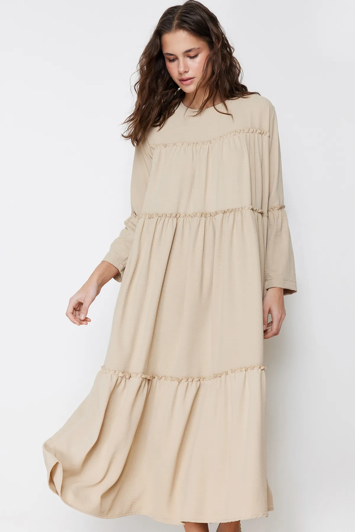 Trendyol Modest  Beigefarbenes Webkleid mit Paspelierung und detailliertem Muster TCTSS24EB00089