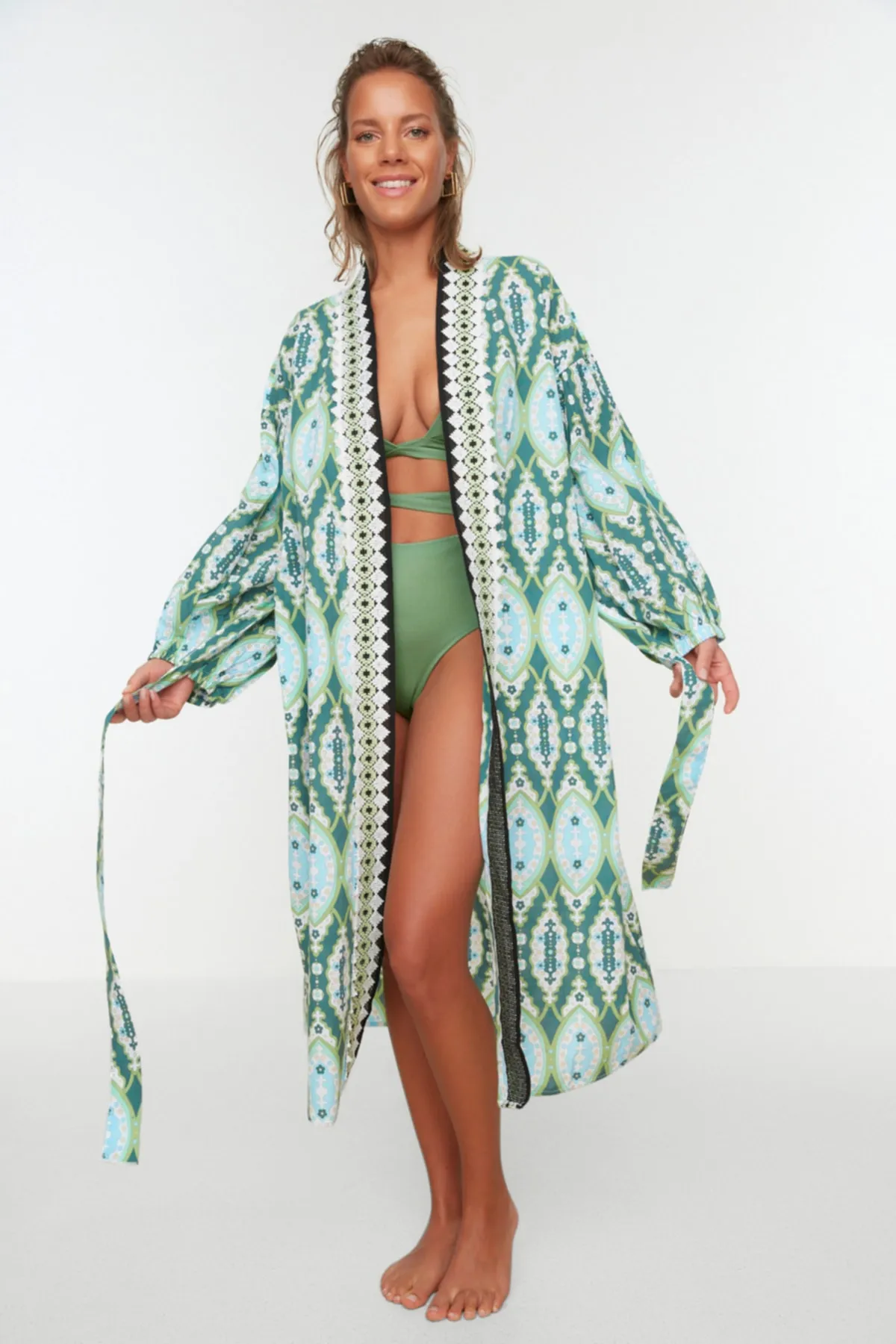 Trendyol Collection  Maxi-Kimono und Kaftan aus 100 % gewebter Baumwolle mit ethnischem Muster, Gürtel und Bandzubehör TBESS22KM0006