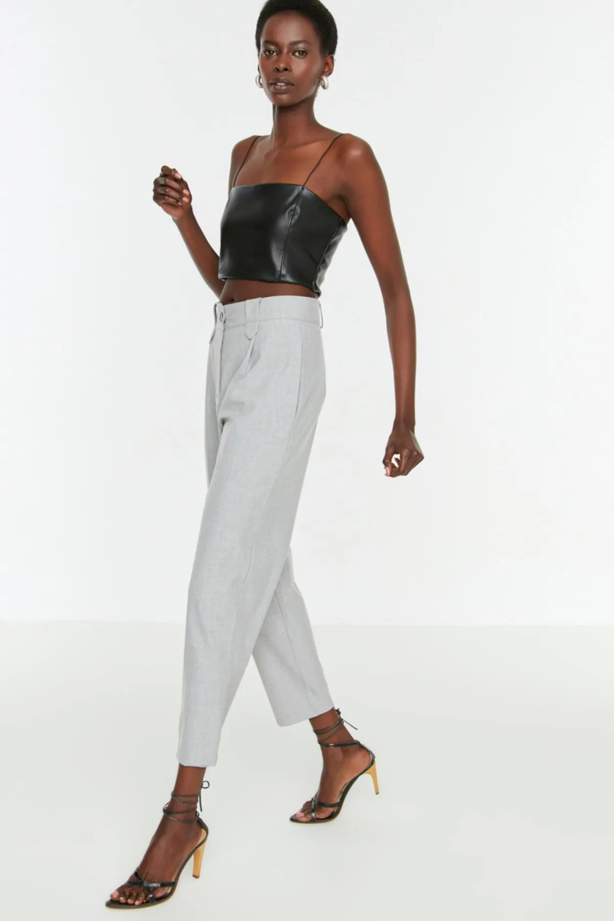 Trendyol Collection  Graue Karottenhose aus Polyviscon-Gewebe mit hoher Taille TWOSS22PL0280