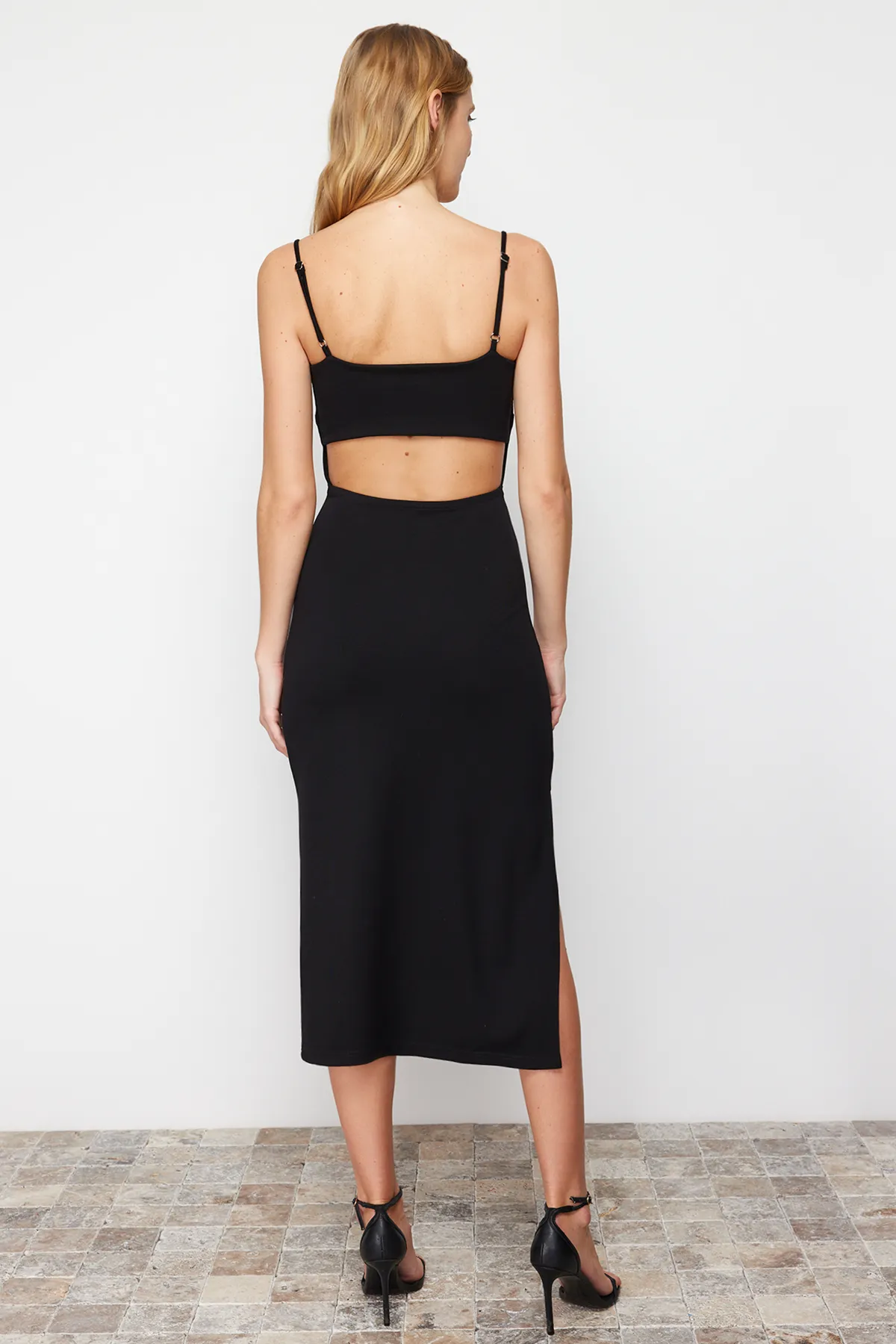 Trendyol Collection  Schwarzes, figurbetontes Midi-Bleistiftkleid aus flexiblem Strick mit Cut-Outs, Schlitzen und Trägern TWOSS24EL00139