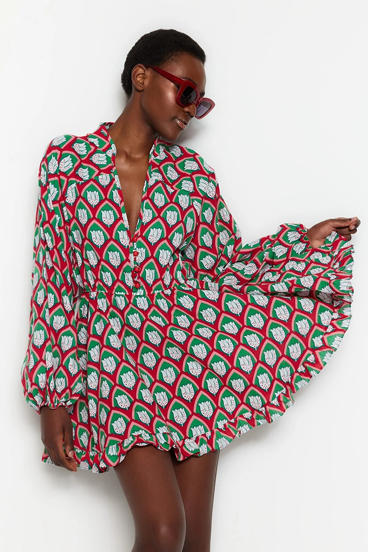 Trendyol Collection  Geometrisch gemustertes Mini-Strandkleid mit gewebten Ballonärmeln aus 100 % Baumwolle TBESS21EL2771