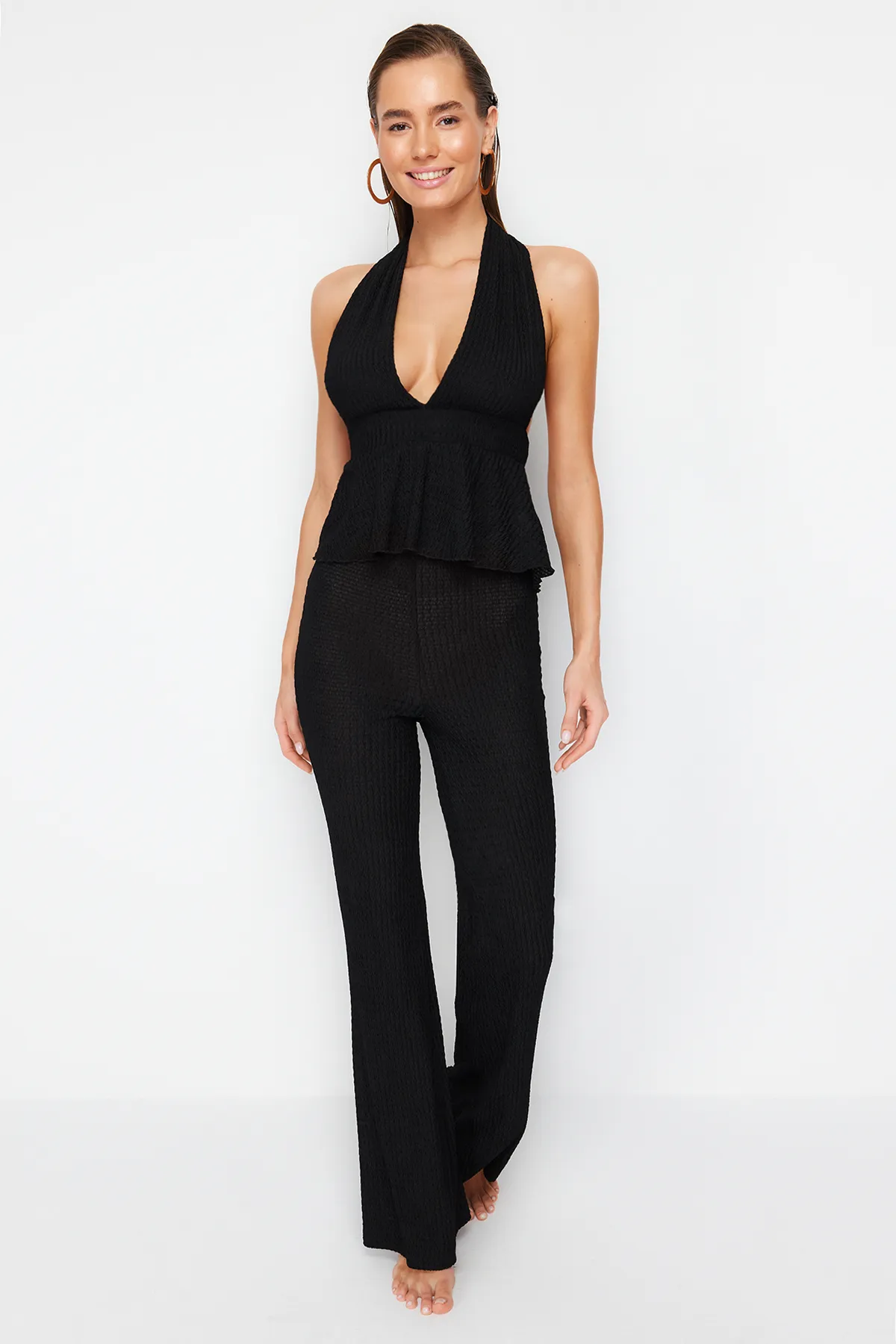 Trendyol Collection  Schwarzes Strick-Rücken-Set mit tief ausgeschnittener Bluse und Hose TBESS24AU00001