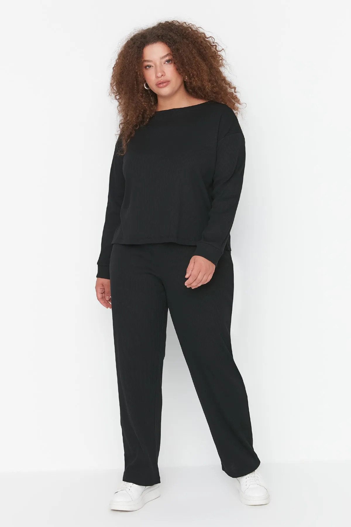 Trendyol Curve  Schwarzes gestricktes Pyjama-Set mit Rundhalsausschnitt