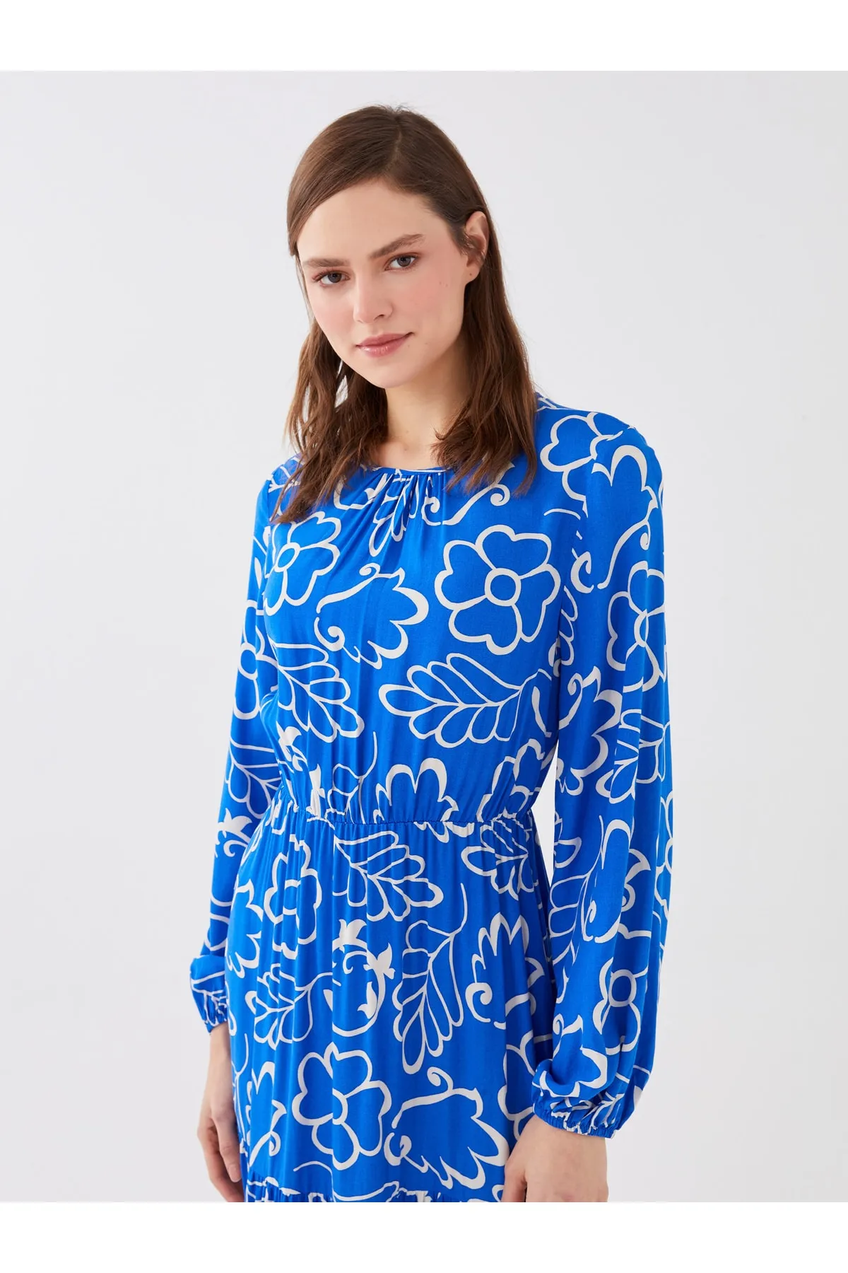 LC Waikiki  Geblümtes Damenkleid mit Rundhalsausschnitt und langen Ärmeln