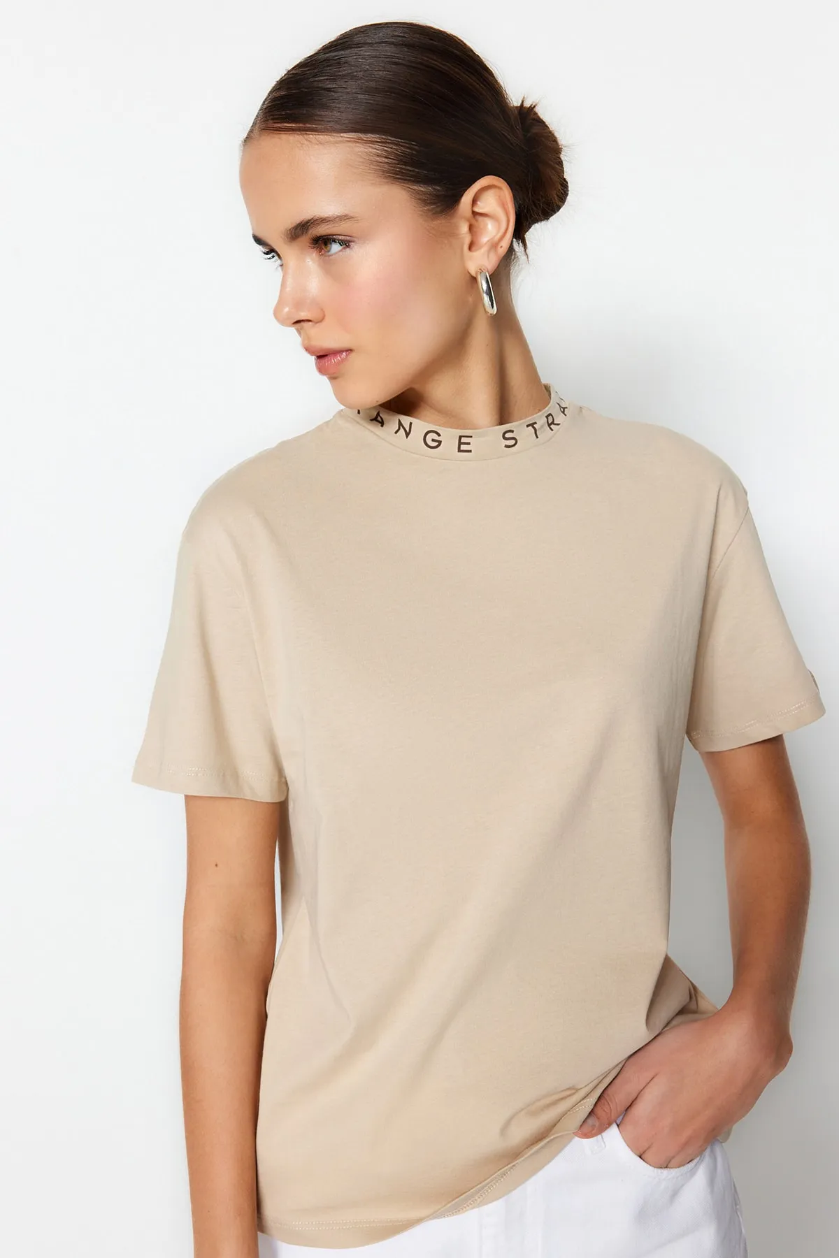 Trendyol Collection  Basic-Strick-T-Shirt mit Stehkragen aus 100 % Baumwolle mit Slogan-Print in Stone TWOAW20TS0099