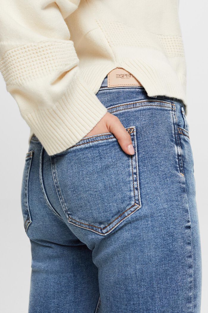 Recycelt: Gerade Jeans mit mittelhohem Bund