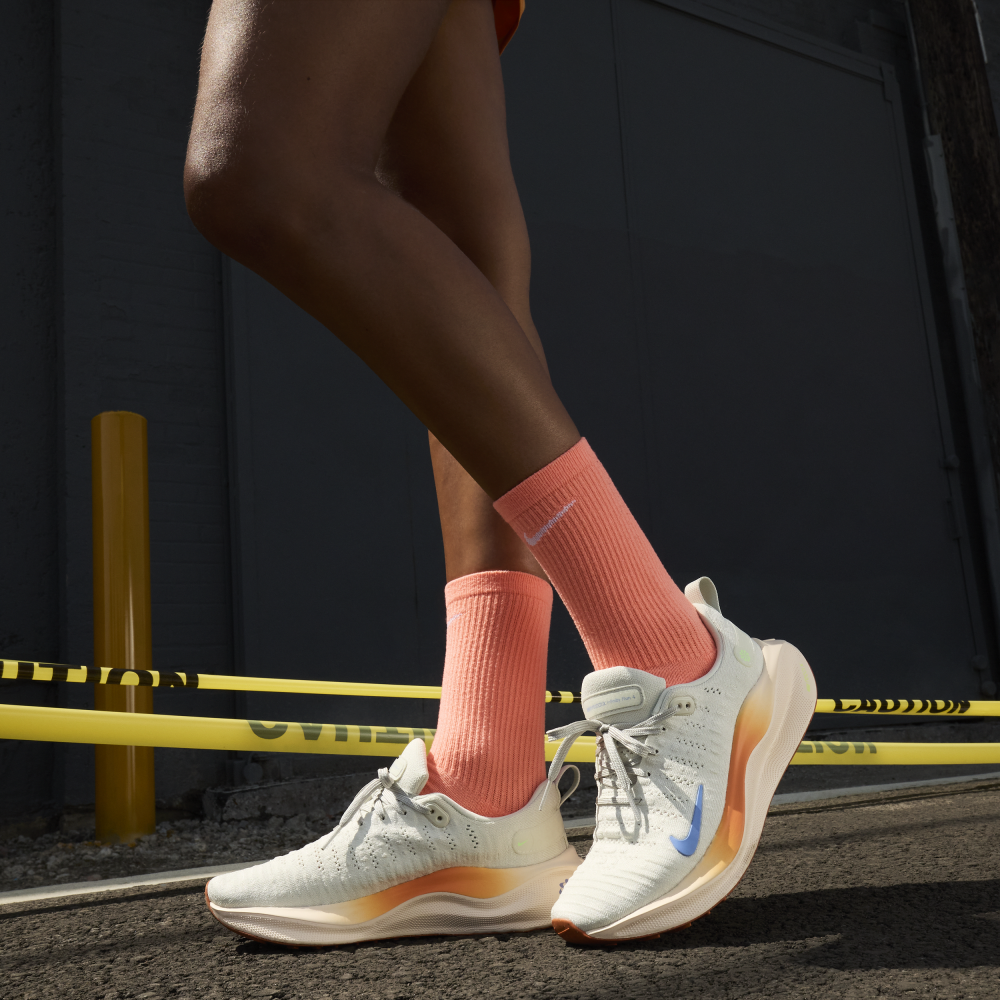 Nike React Infinity Run Flyknit 4 DR2670-007 / grau