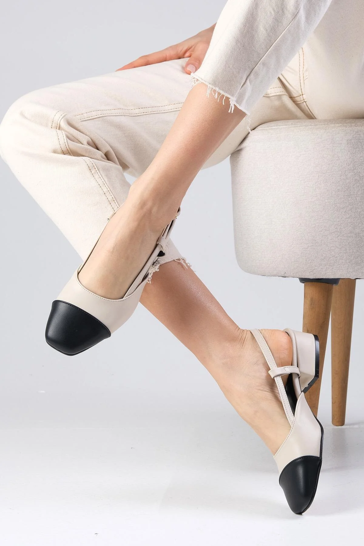 Mio Gusto  Hilda Hautfarbene Damenschuhe mit niedrigem Absatz und offener Rückseite und seitlicher Schnalle