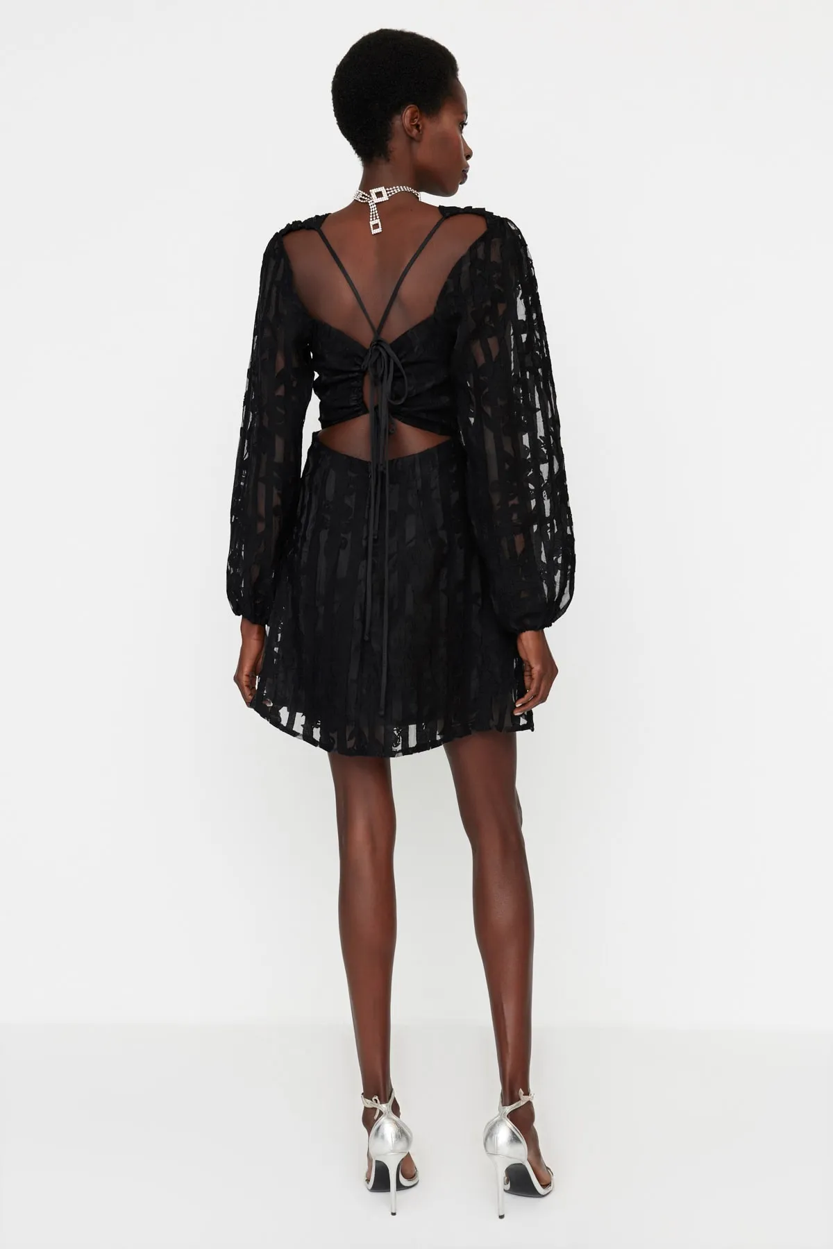 Trendyol Collection  Schwarzes elegantes Abendkleid mit offener Taille/Skater-gefütterter Spitze TPRSS23EL00039