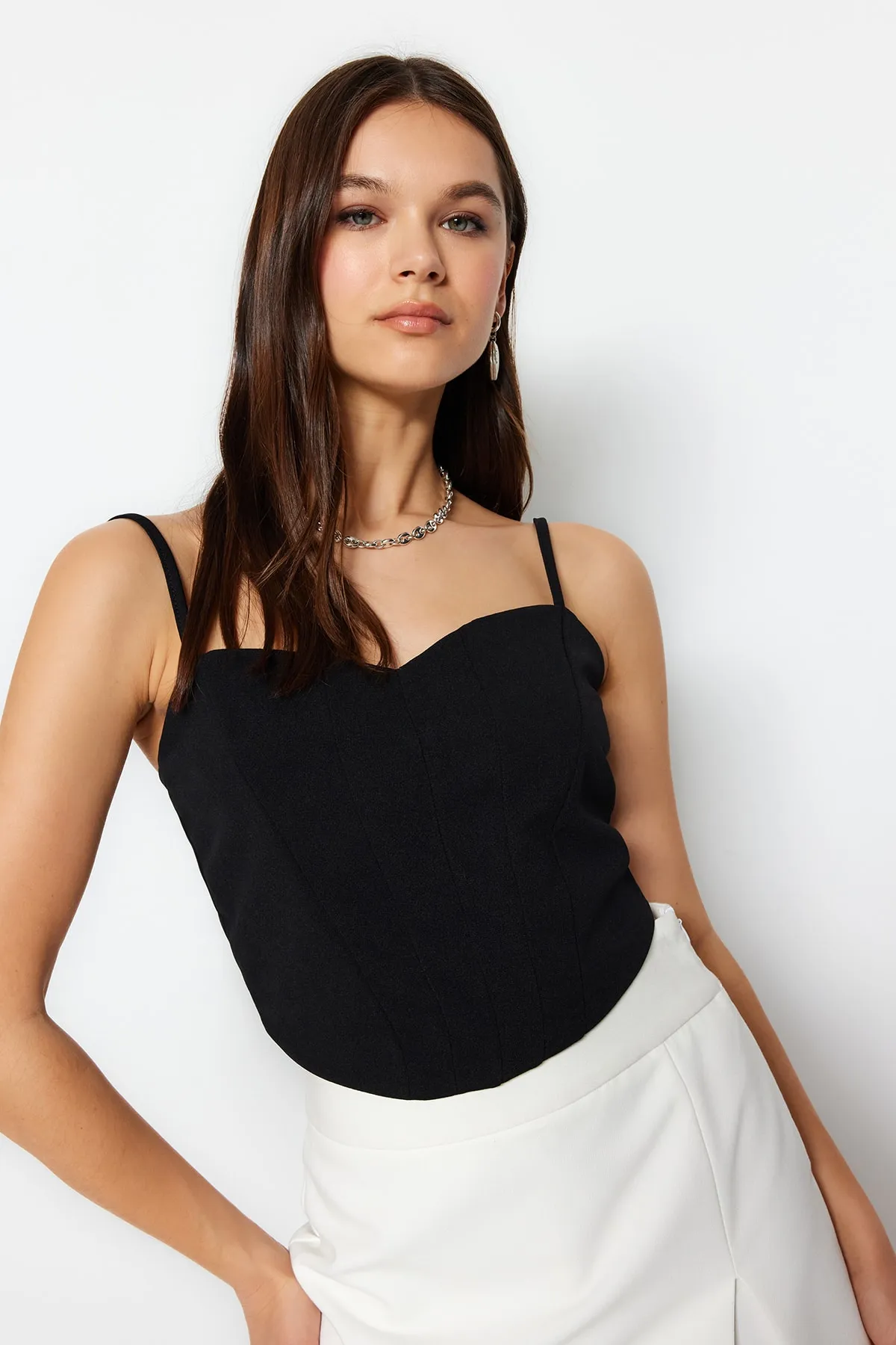 Trendyol Collection  Schwarzes, tailliertes Bustier aus Krepp-Strick mit kurzen Trägern TWOSS23BS00036