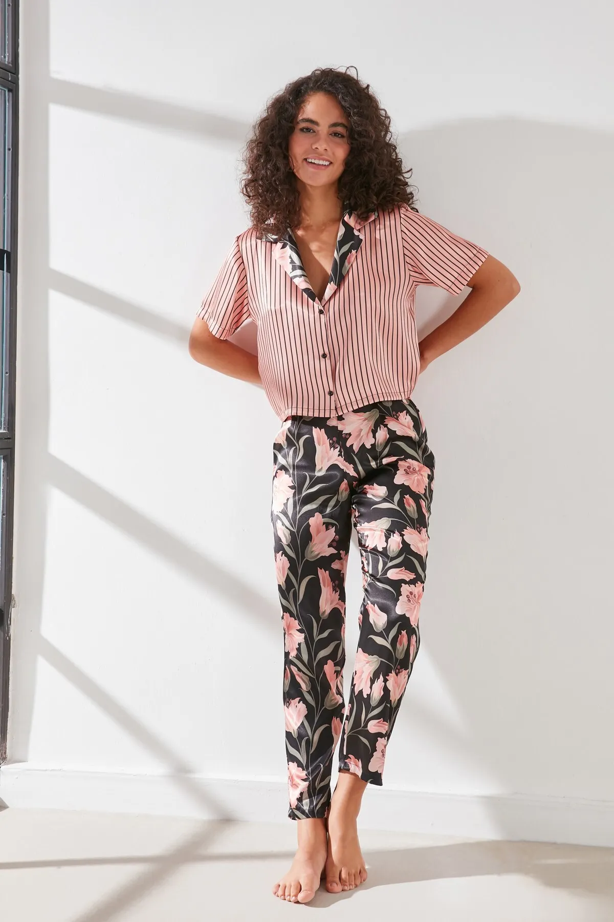 C&City  Damen-Pyjama-Set mit bauchfreiem Hemd und Hose aus Satin 9066 Lachs/Schwarz
