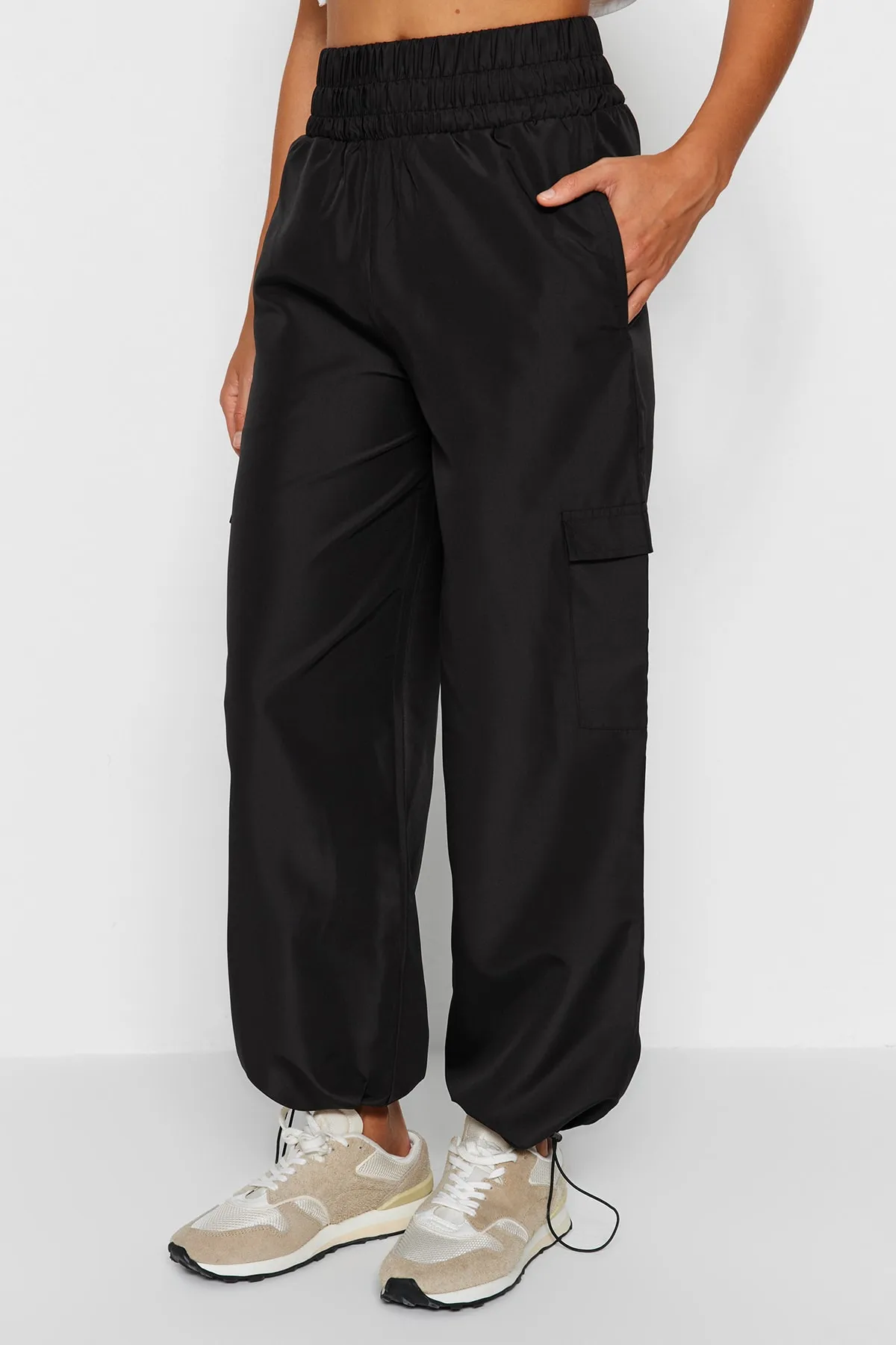 Trendyol Collection  Schwarze gestrickte Sporthose aus Fallschirmstoff mit Taschendetails THMAW24EA00002