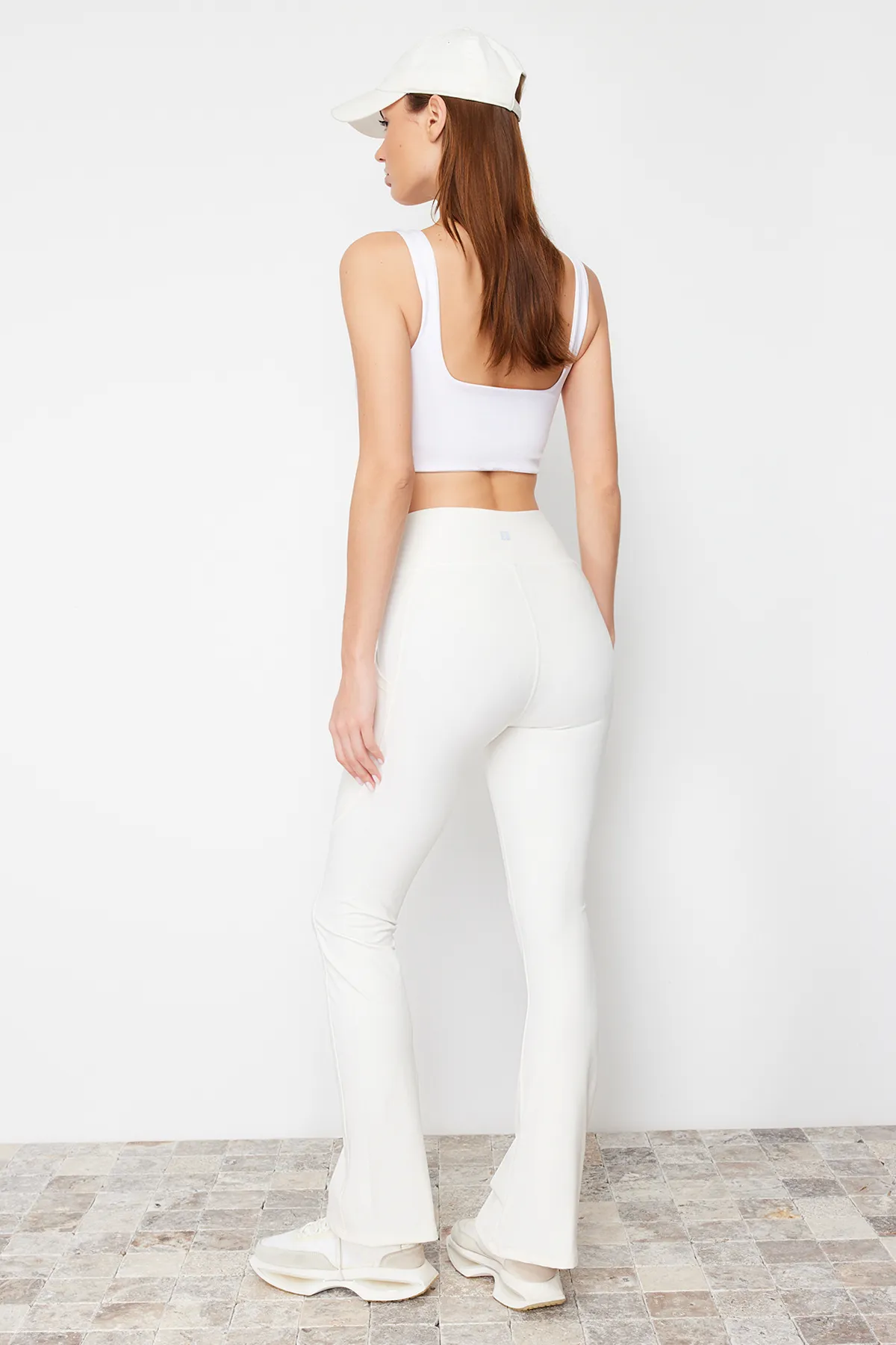 Trendyol Collection  Ecrufarbener reflektierender Aufdruck und gestrickte Yoga-Sportleggings mit spanischen Beinen und Taschendetails THMAW24TY00066