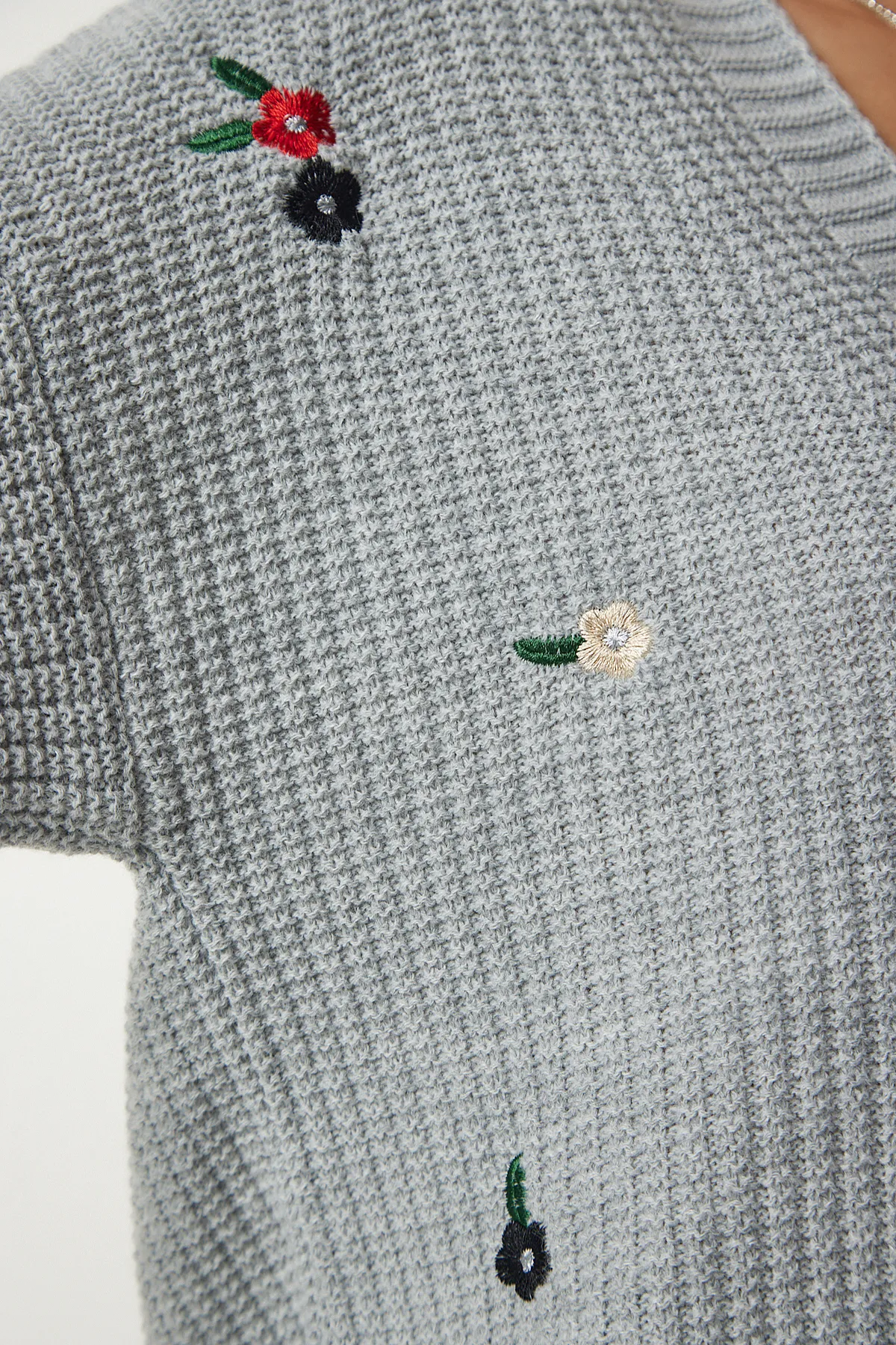 Happiness İstanbul  Graue Strickjacke mit Blumenstickerei und Knöpfen für Damen KG00004