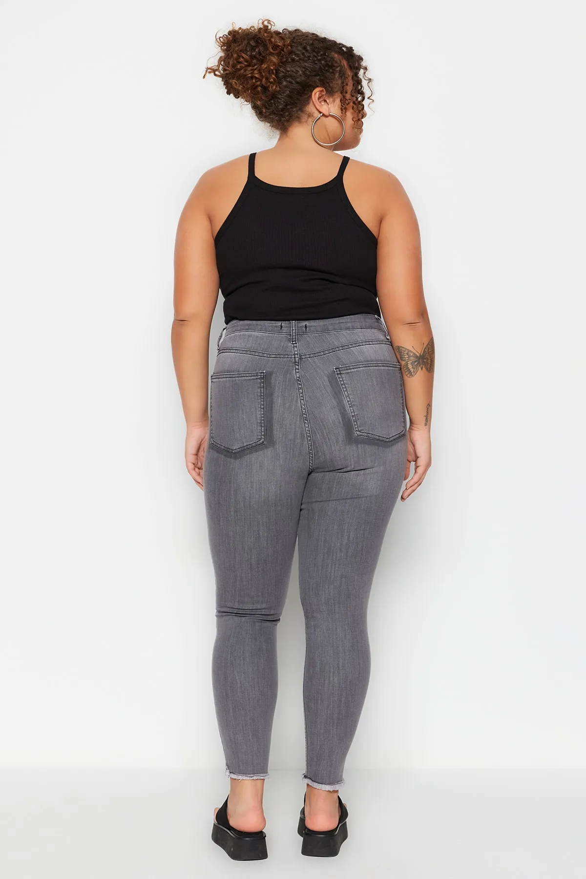 Trendyol Curve  Graue, dehnbare Skinny-Jeans mit hoher Taille und Taschendetail TBBSS23CJ00018