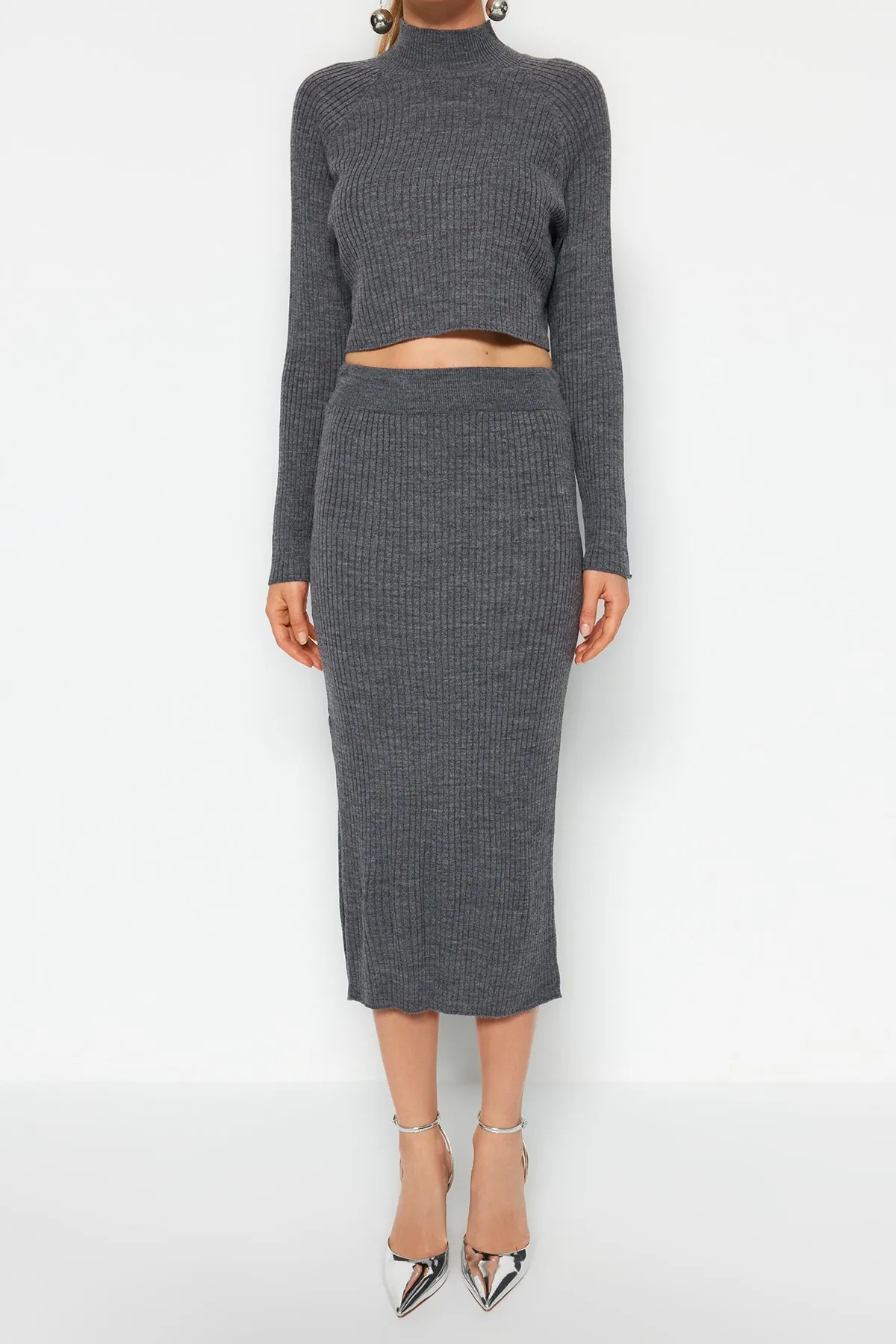 Trendyol Collection  Anthrazitfarbenes, kurzes Basic-Set aus Strickoberteil und -unterteil mit Rock TWOAW23AU00170